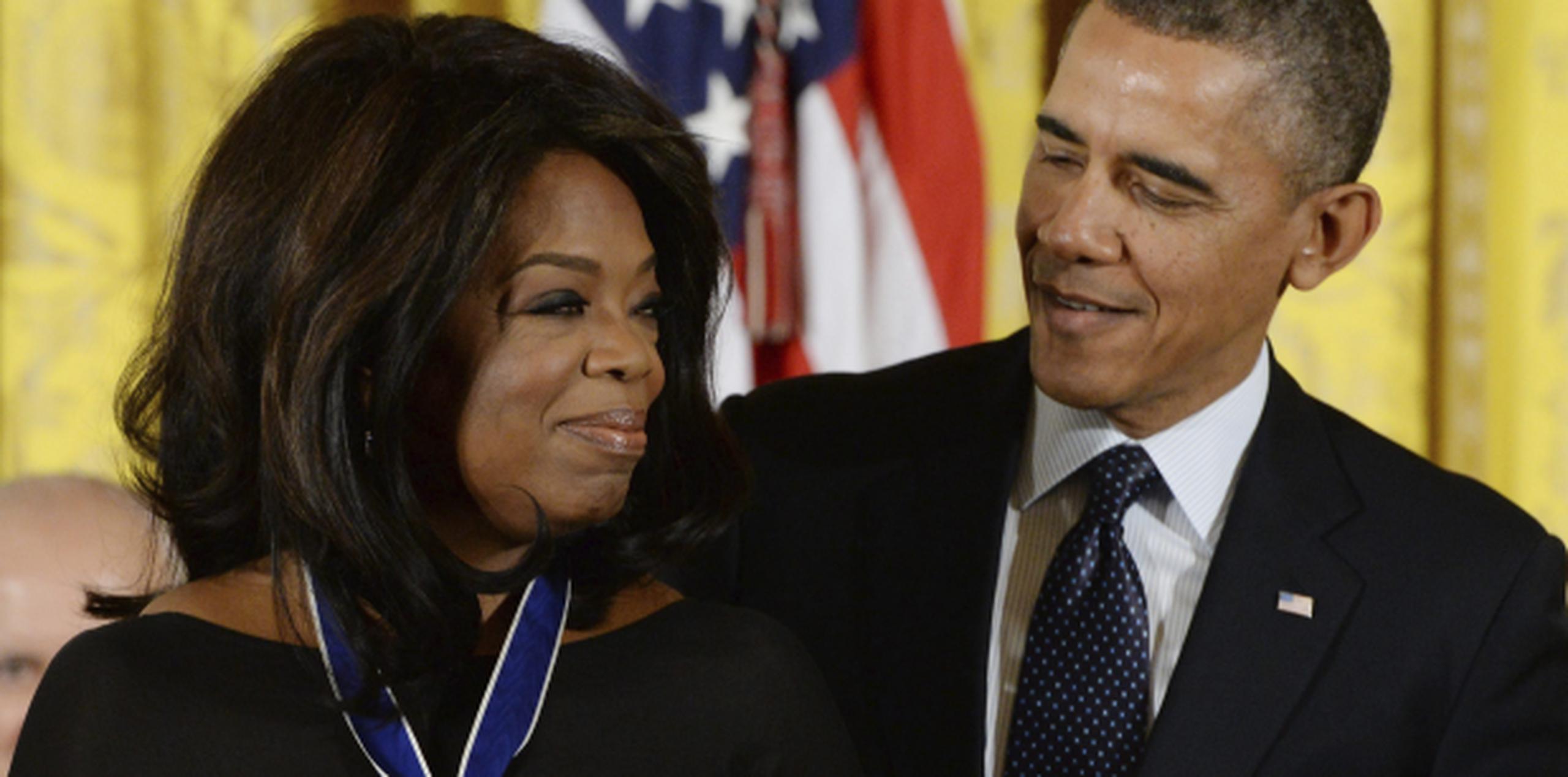 Obama dio la condecoración más alta que otorga la nación a un civil a la presentadora de televisión Oprah Winfrey, y a otros que se han destacado en la política, la ciencia, el espectáculo, el deporte y otras áreas. (EFE/Michael Reynolds)