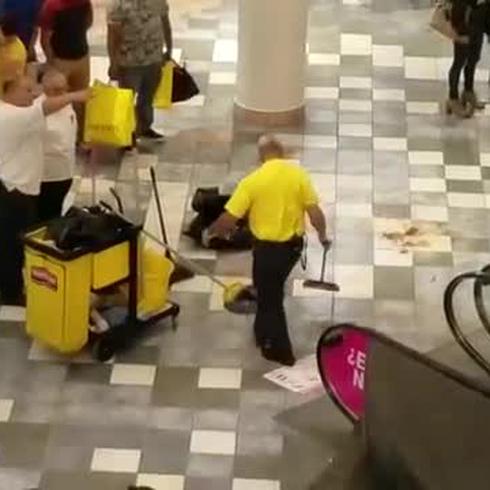 Personal del centro comercial limpia la escena