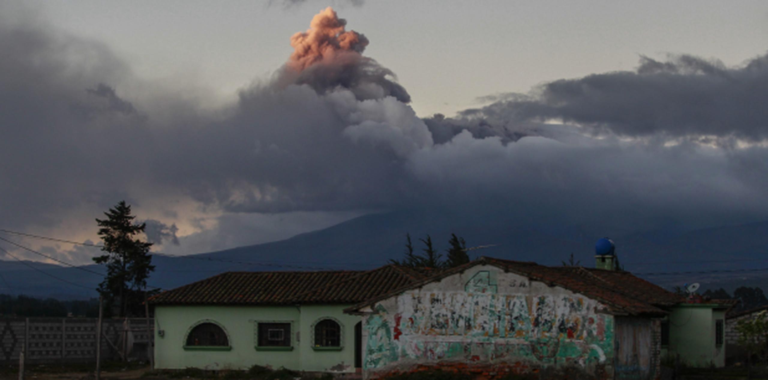 A pesar de la situación, el coloso no ha entrado en erupción, de acuerdo con el diagnóstico del Instituto Geofísico. (EFE)