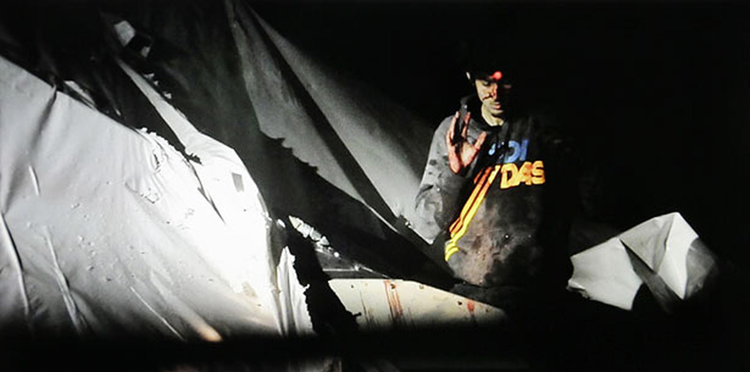 La primera publicación se produjo en la revista "Boston Magazine", donde se puede ver a Tsarnaev con abundante sangre en la cabeza y un punto láser en la frente que lo marca como objetivo de un francotirador policial, al salir del barco donde estuvo escondido durante horas en la localidad de Watermelon, a las afueras de Boston. (AP)