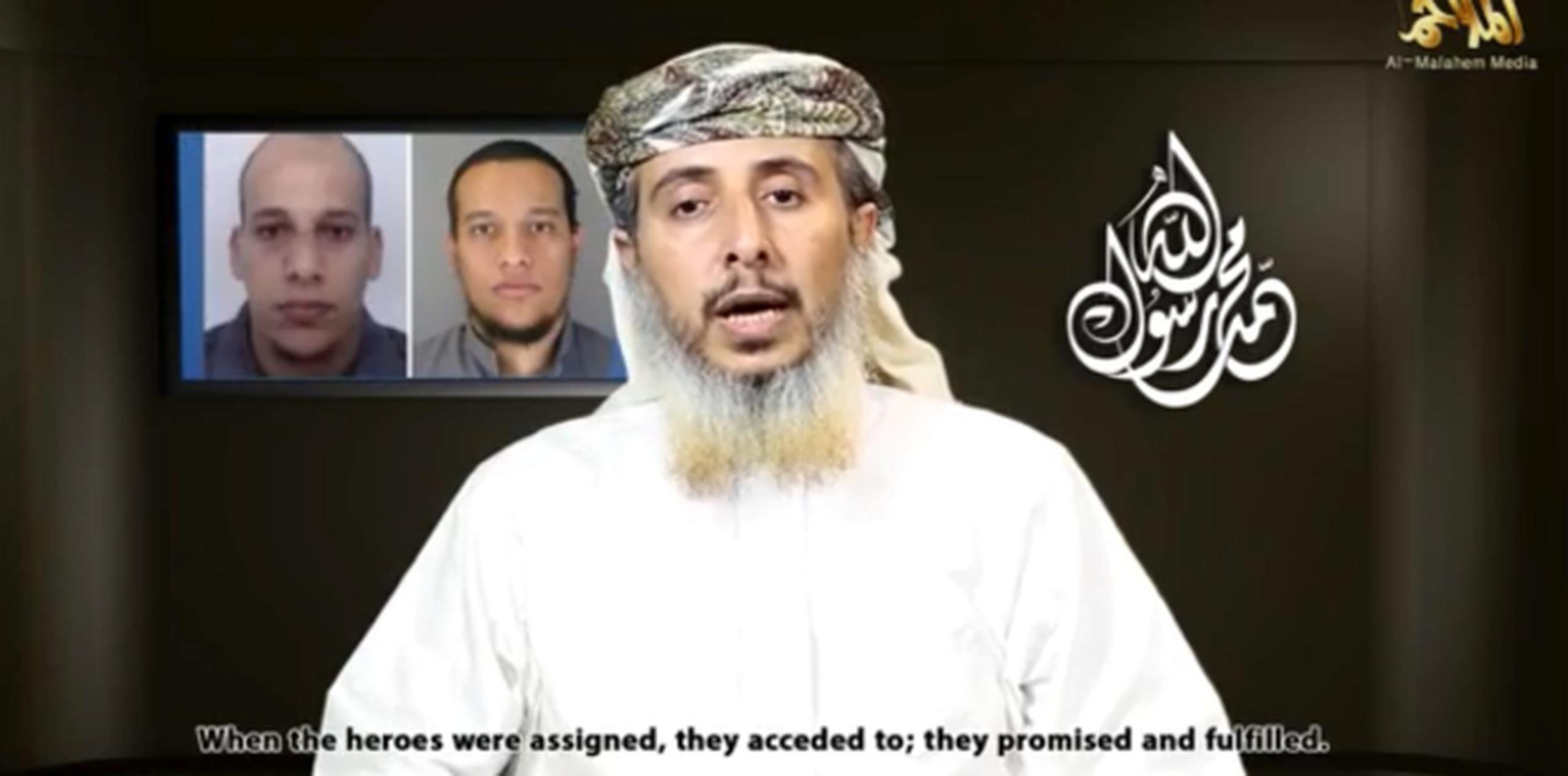 Captura de un vídeo publicado hoy por Al Malahem Media que muestra a un dirigente militar de AQPA, Nasr bin Ali al Anesi, asumiendo la responsabilidad del atentado contra el semanario satírico Charlie Hebdo. (EFE)