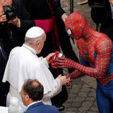 Papa Francisco saluda a Spider-Man en el Vaticano