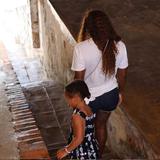 Serena Williams pasea por el Viejo San Juan acompañada de su hija Olympia 