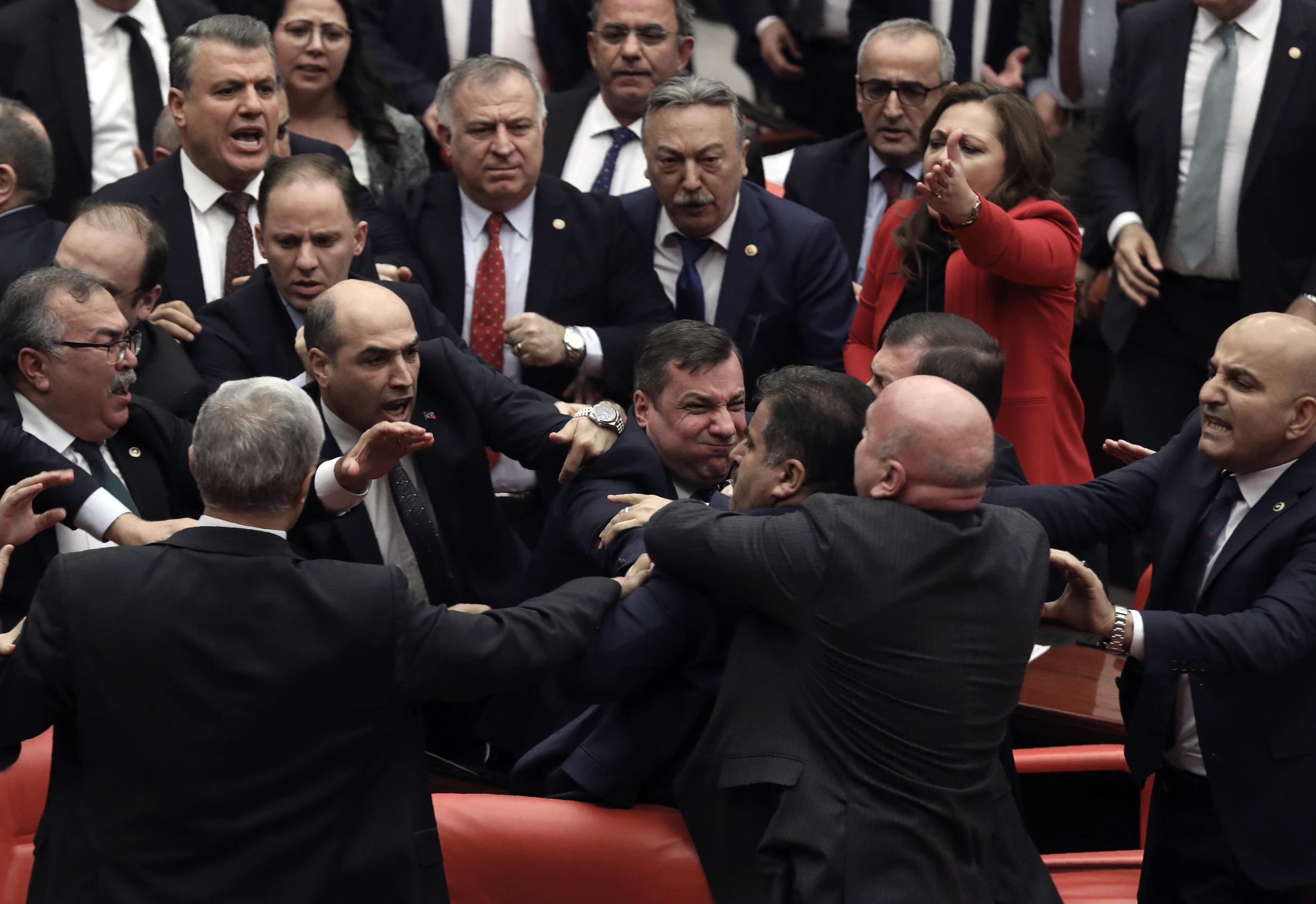 Parte del choque entre legisladores en Turquía.