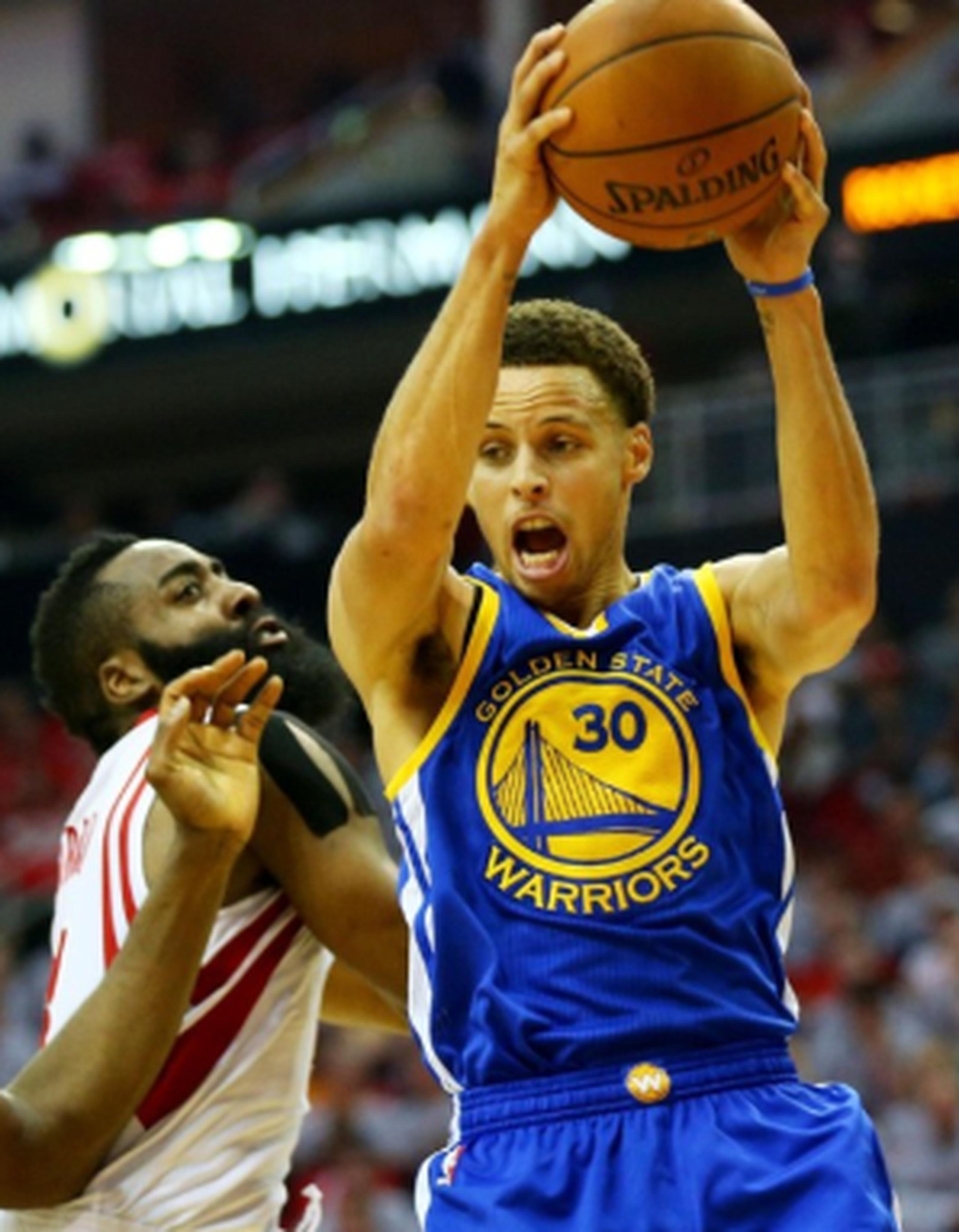 Stephen Curry, con el balón, logró siete canastos de tres puntos en nueve intentos, y le recetó a Houston 40 puntos para colocar a Golden State a un triunfo de la final de la NBA. (EFE / Larry W. Smith)