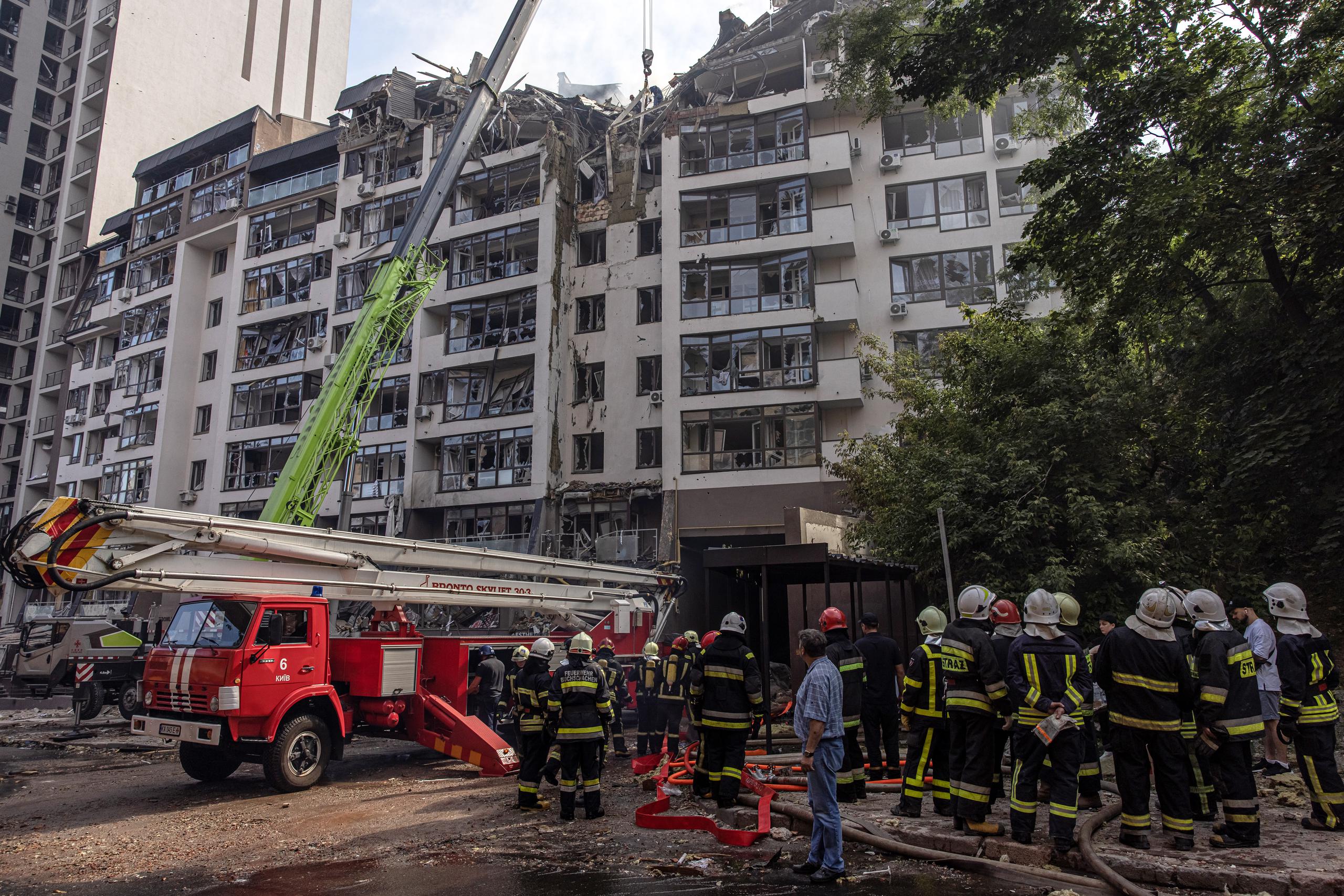 Según la agencia local Ukrainska Pravda, como consecuencia del impacto del misil quedaron destruidos parcialmente los últimos tres pisos del edificio, donde se declaró un incendio.