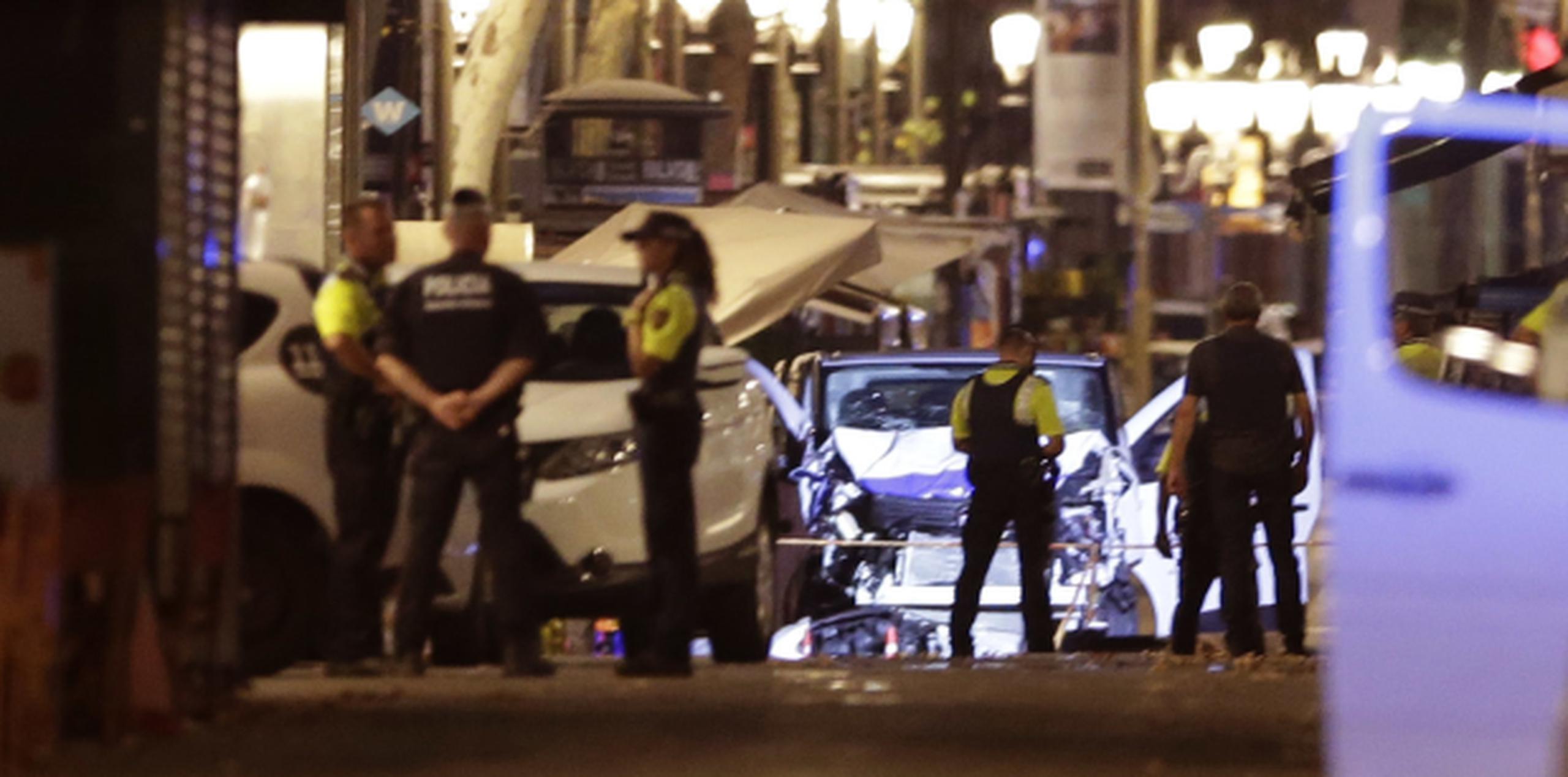 Policías resguardan la vagoneta involucrada en el ataque en Las Ramblas, Barcelona. (AP / Manu Fernández)