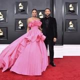 Chrissy Teigen y John Legend anuncian sorpresivamente la llegada de su cuarto bebé