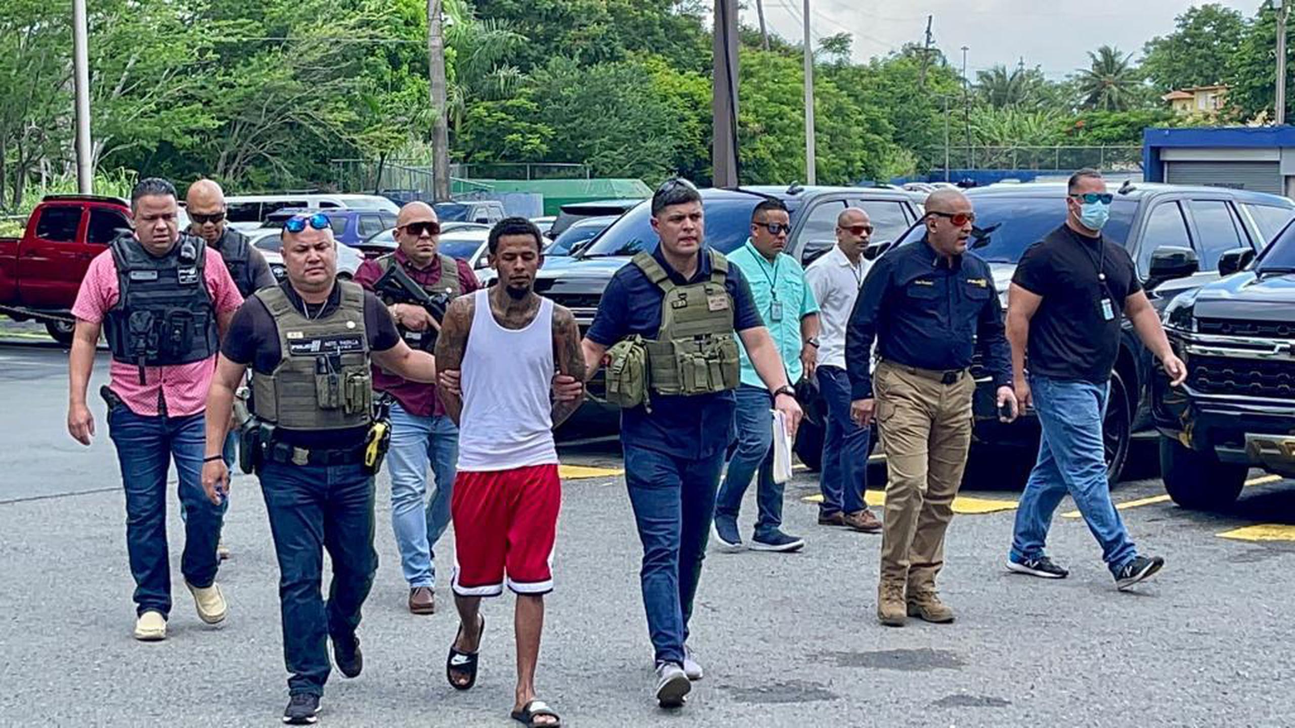 El peligroso fugitivo Delwin Berríos Navarro fue arrestado en San Lorenzo por agentes de la División de Inteligencia de Humacao y el Servicio de Alguaciles Federales.