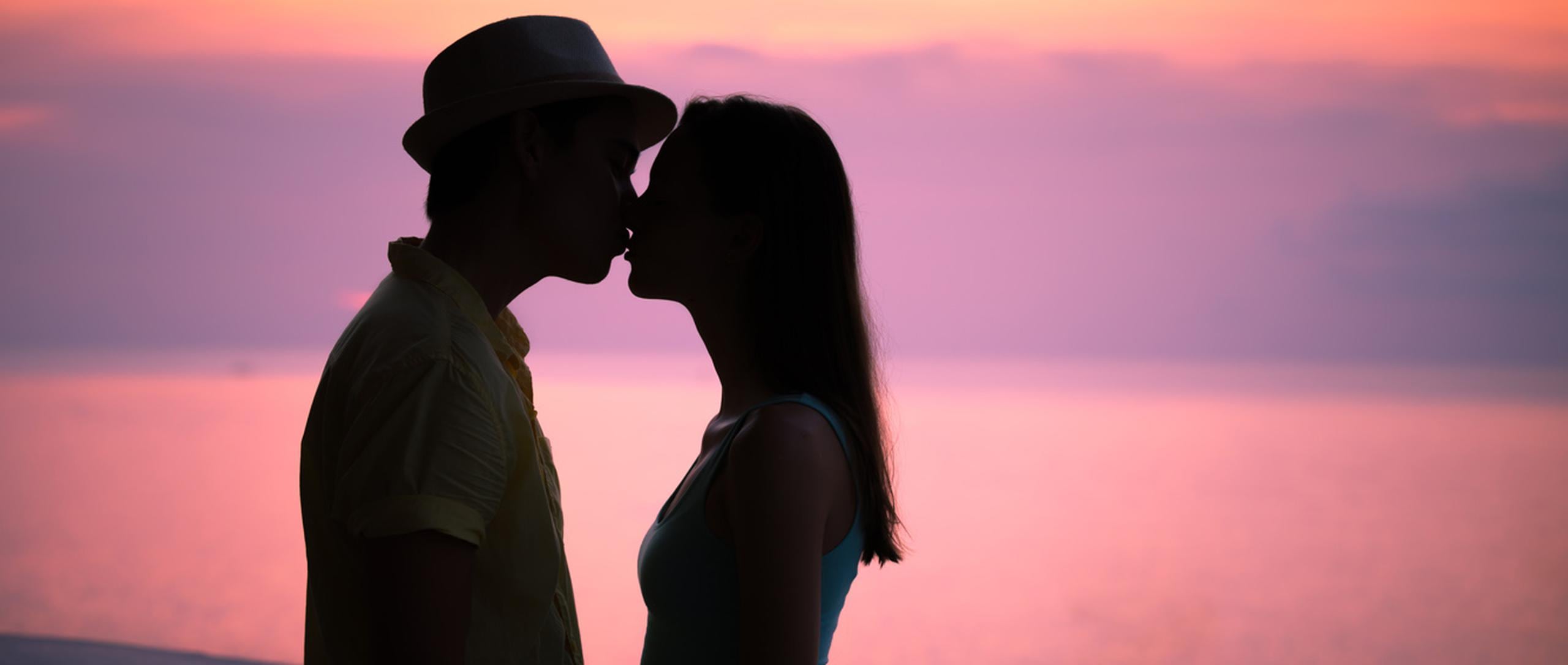 Según un estudio, las ganas de besar se deben a la actuación de una multitud de hormonas y, además del efecto placentero, al parecer besarse es hasta bueno para la salud. (Shutterstock)