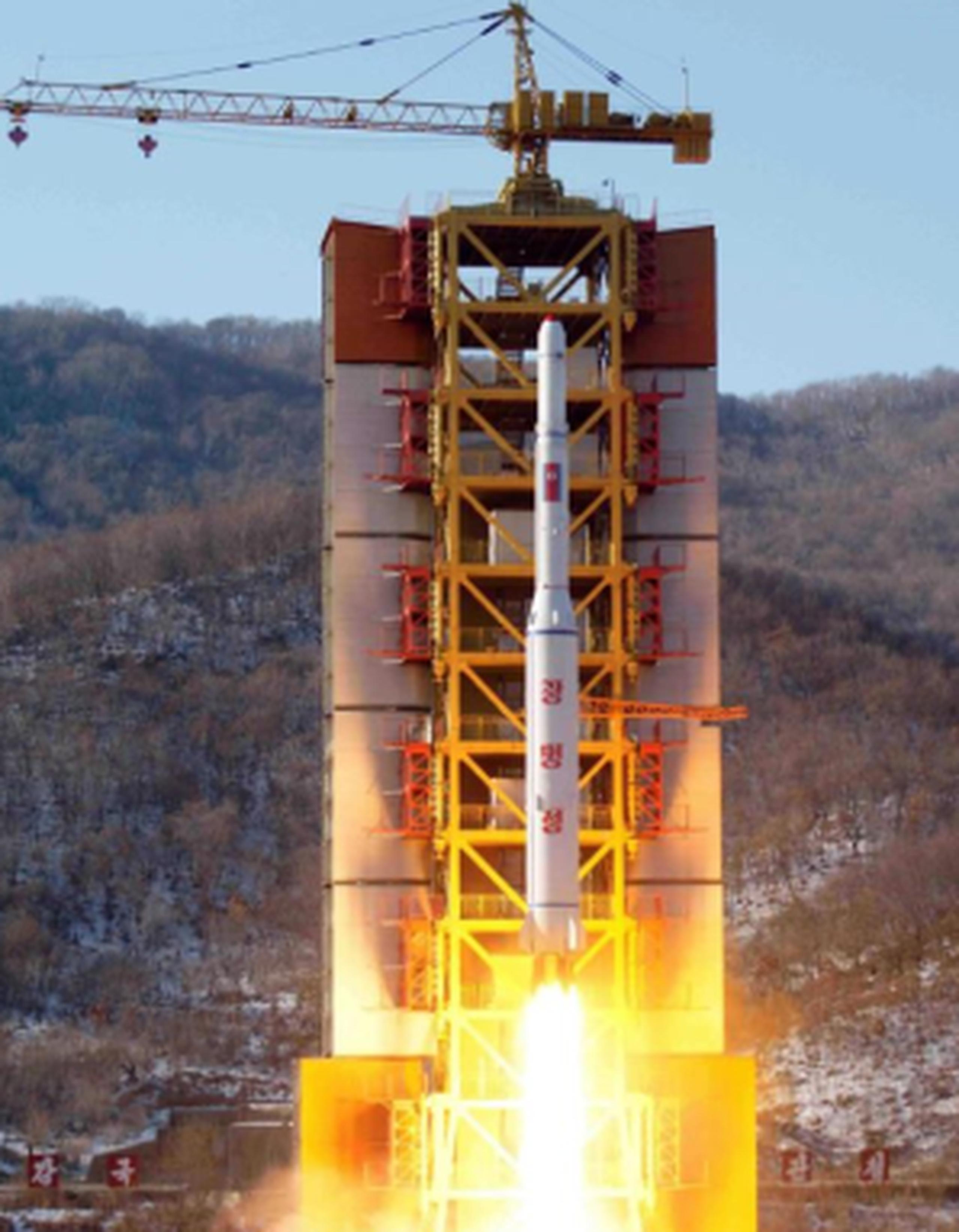 El cohete se lanzó desde la costa oeste de Corea del Norte y fue rastreado por separado por los gobiernos de Estados Unidos, Japón y Corea del Sur. (EFE)