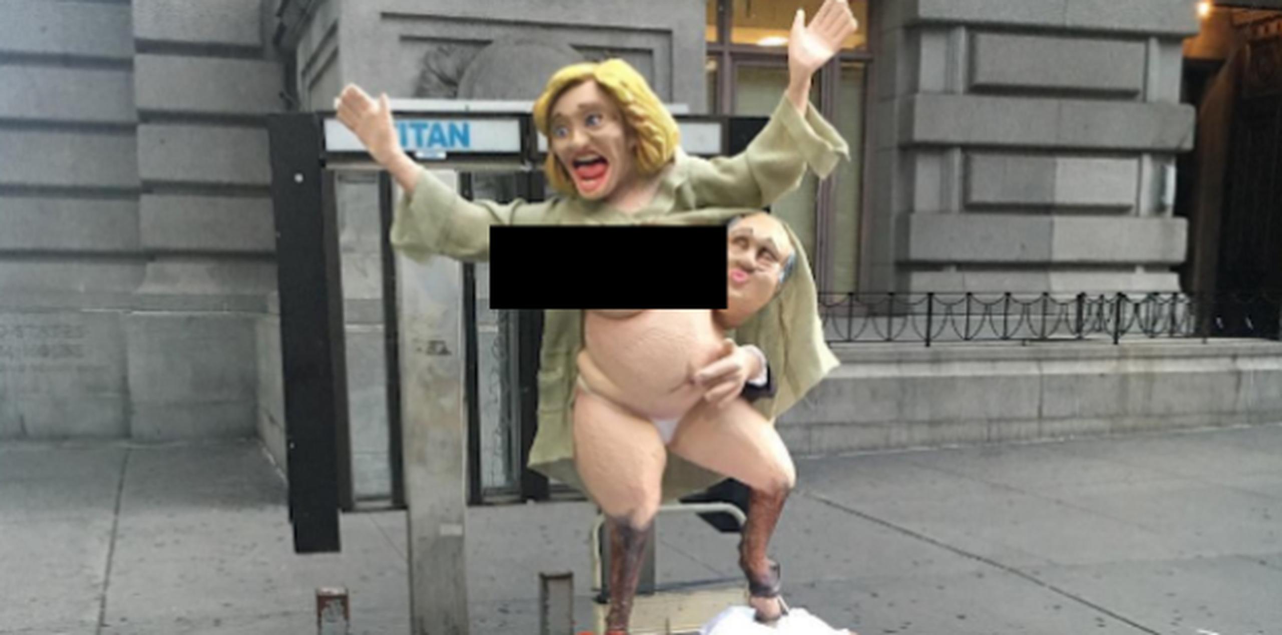 La estatua muestra a la ex Primera Dama acompañada de un banquero de Wall Street descansando sobre su pecho desnudo. (Instagram)