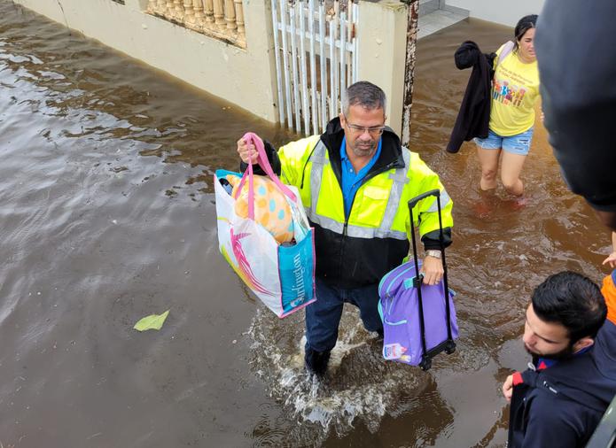 El alcalde de Vega Baja, Marcos Cruz, ayuda a desalojar a una de las familias de Vega Baja.