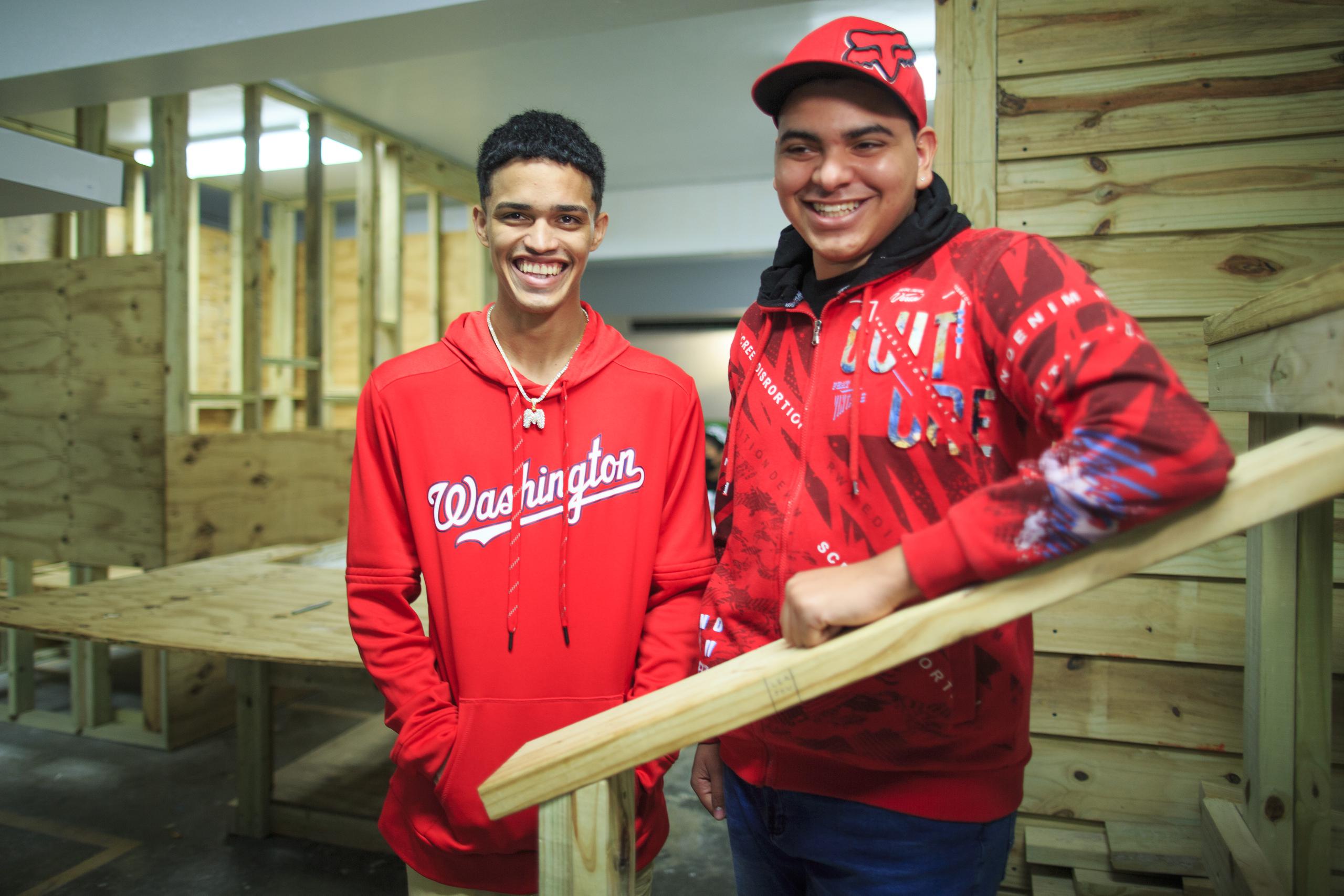 Michael Torres y José Leance, dos de los participantes del Programa YouthBuild de PathStone