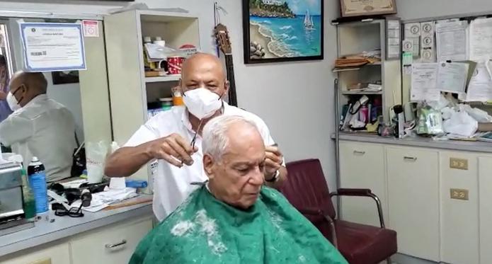 “Según se castiga al hijo de Juan del Pueblo, también que se castigue al que cometa la falta”, se escuchó comentar en una barbería de Guaynabo tras el arresto del alcalde.