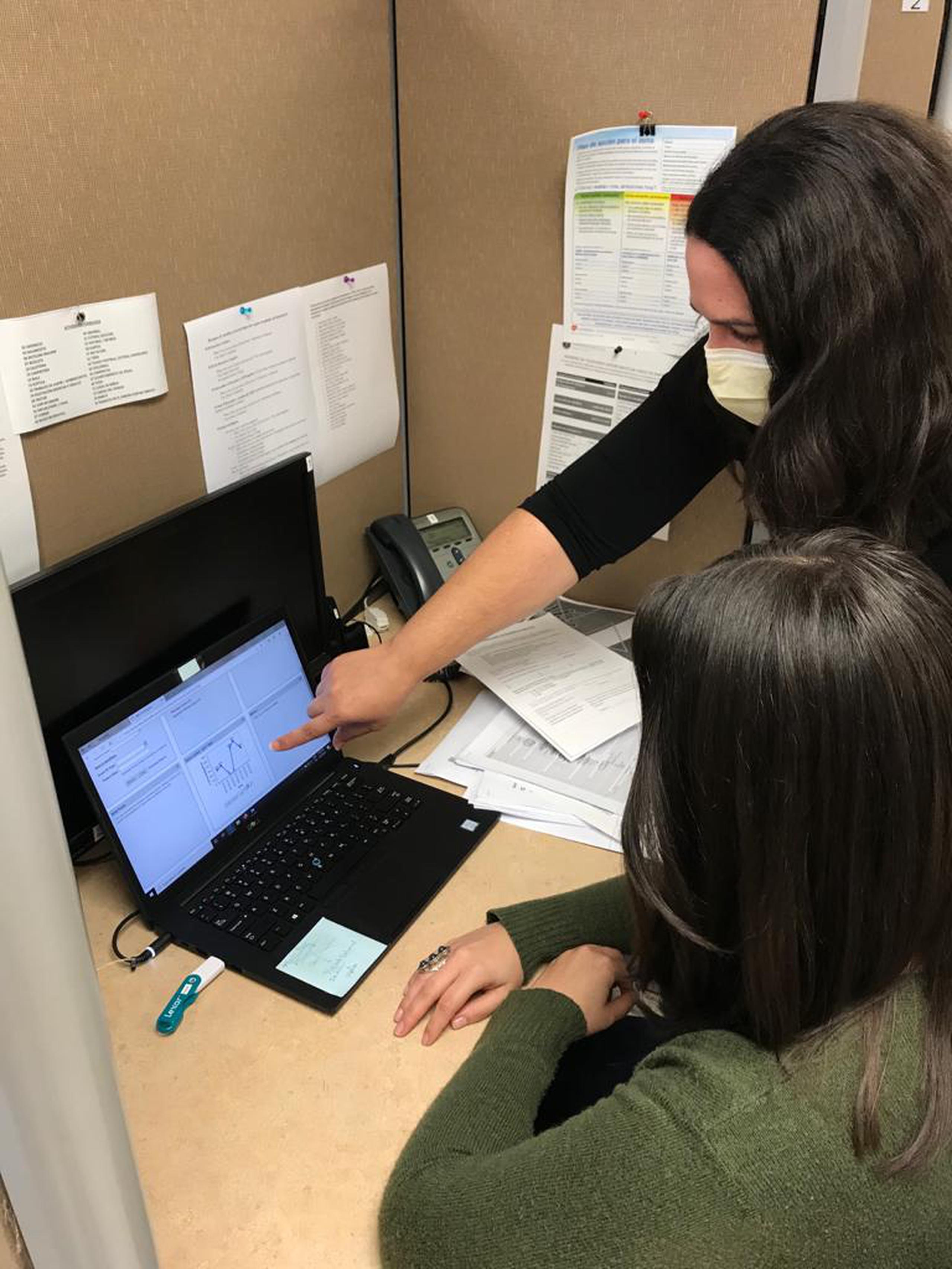 La epidemióloga Jessica Irizarry, de pie, junto a parte del personal que se encarga del rastreo de los pacientes de coronavirus.