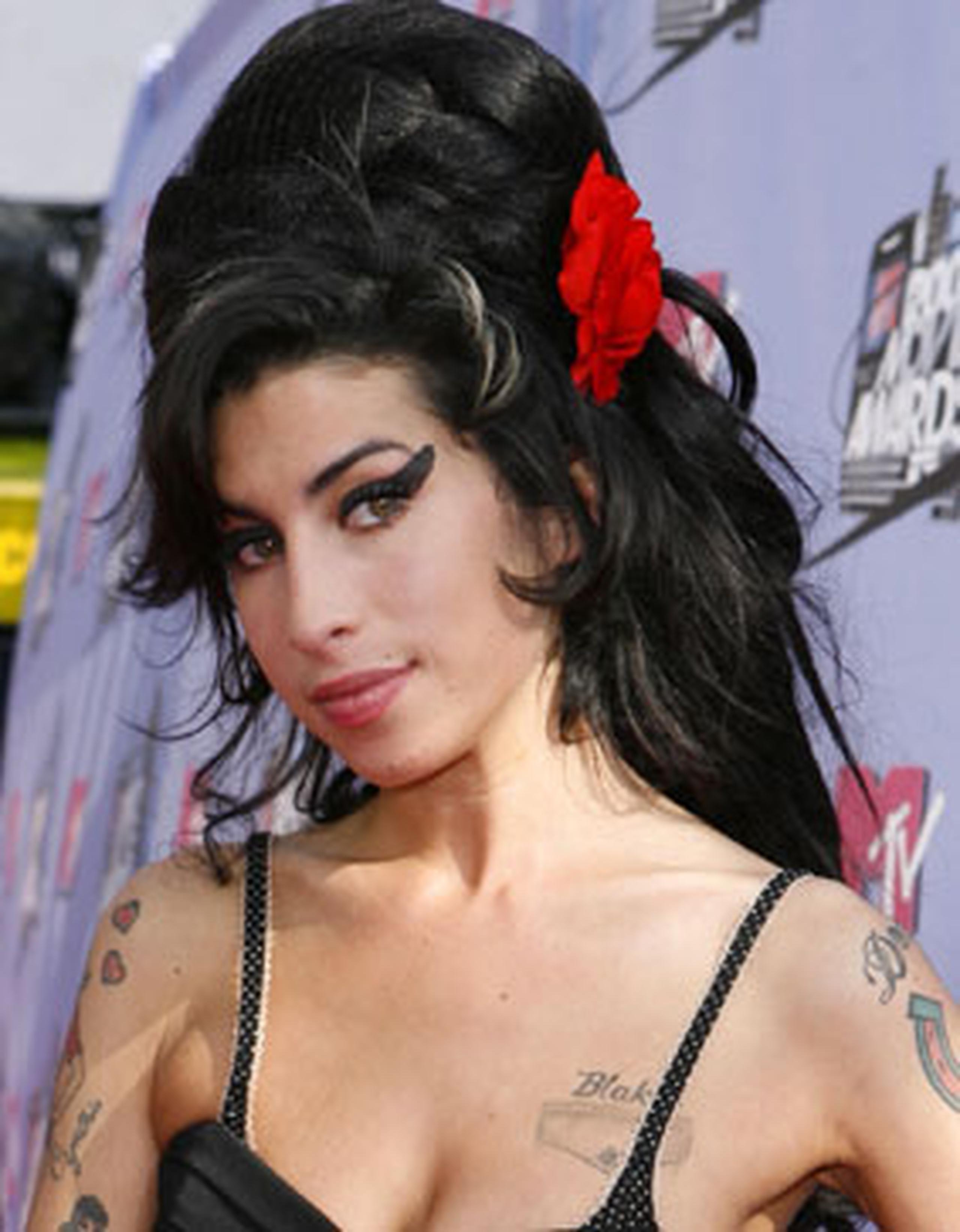 Amy Winehouse, fue encontrada muerta en su apartamento el 23 de julio de 2011, tras una larga batalla contra el alcohol y las drogas. (Archivo)