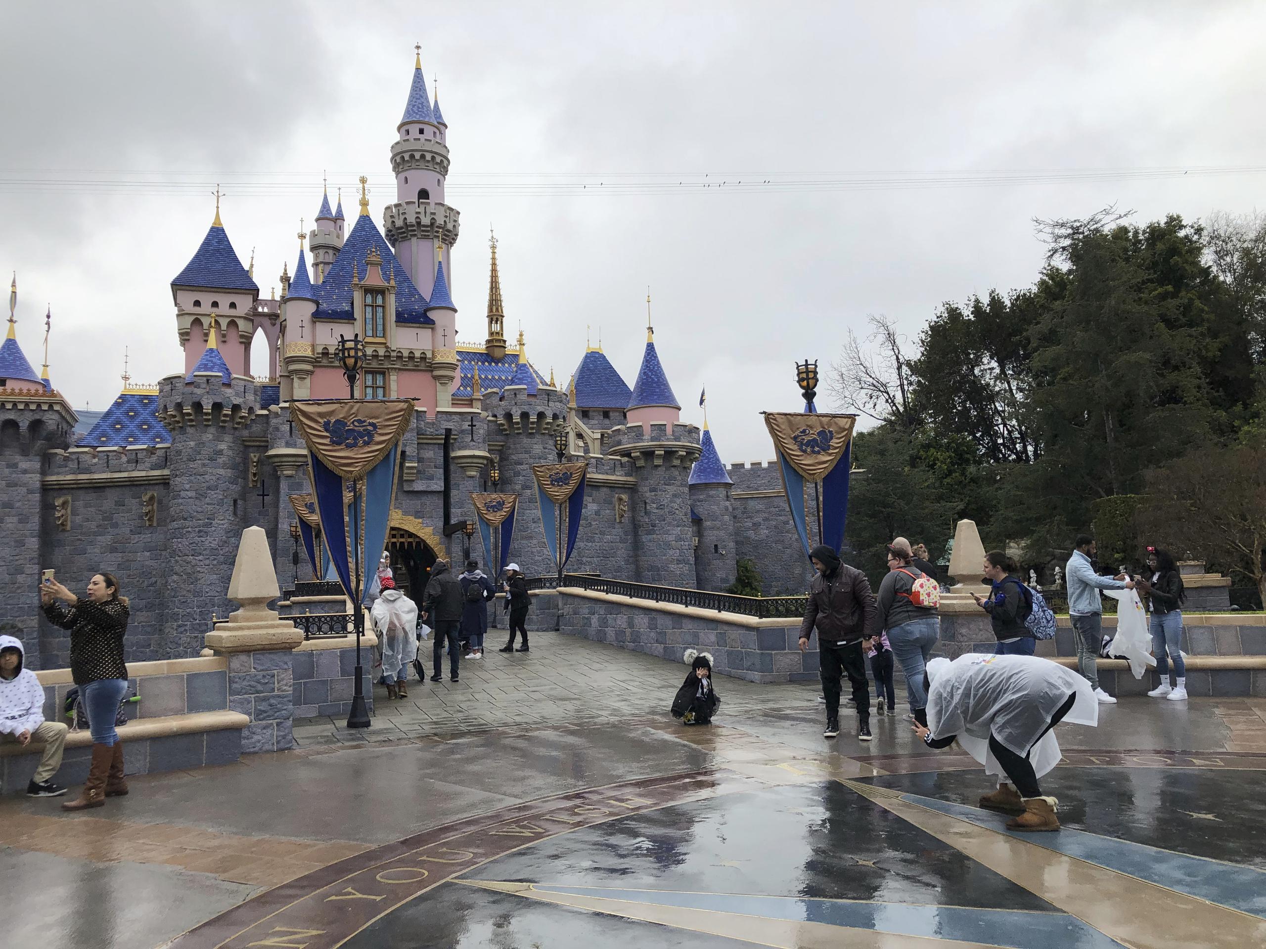 Disney dijo que continúa negociando acuerdos con sindicatos de trabajadores, algunos de los cuales han planteado preocupaciones de seguridad en torno a las reaperturas.