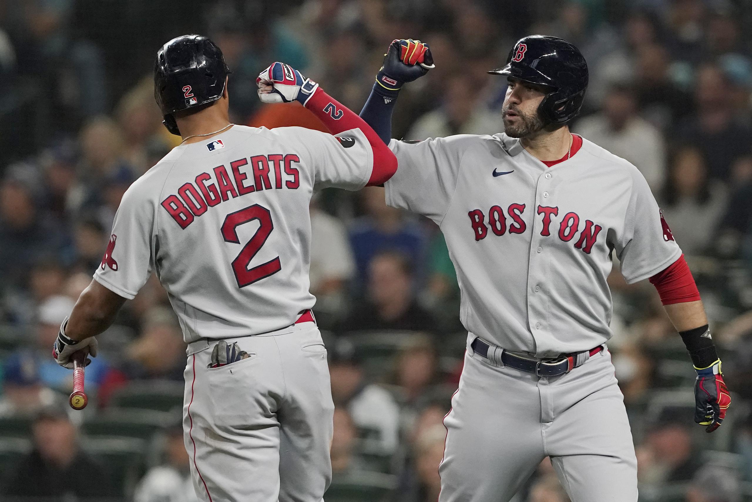 J.D. Martínez (derecha) se encuentra en su último año de contrato con los Red Sox. 