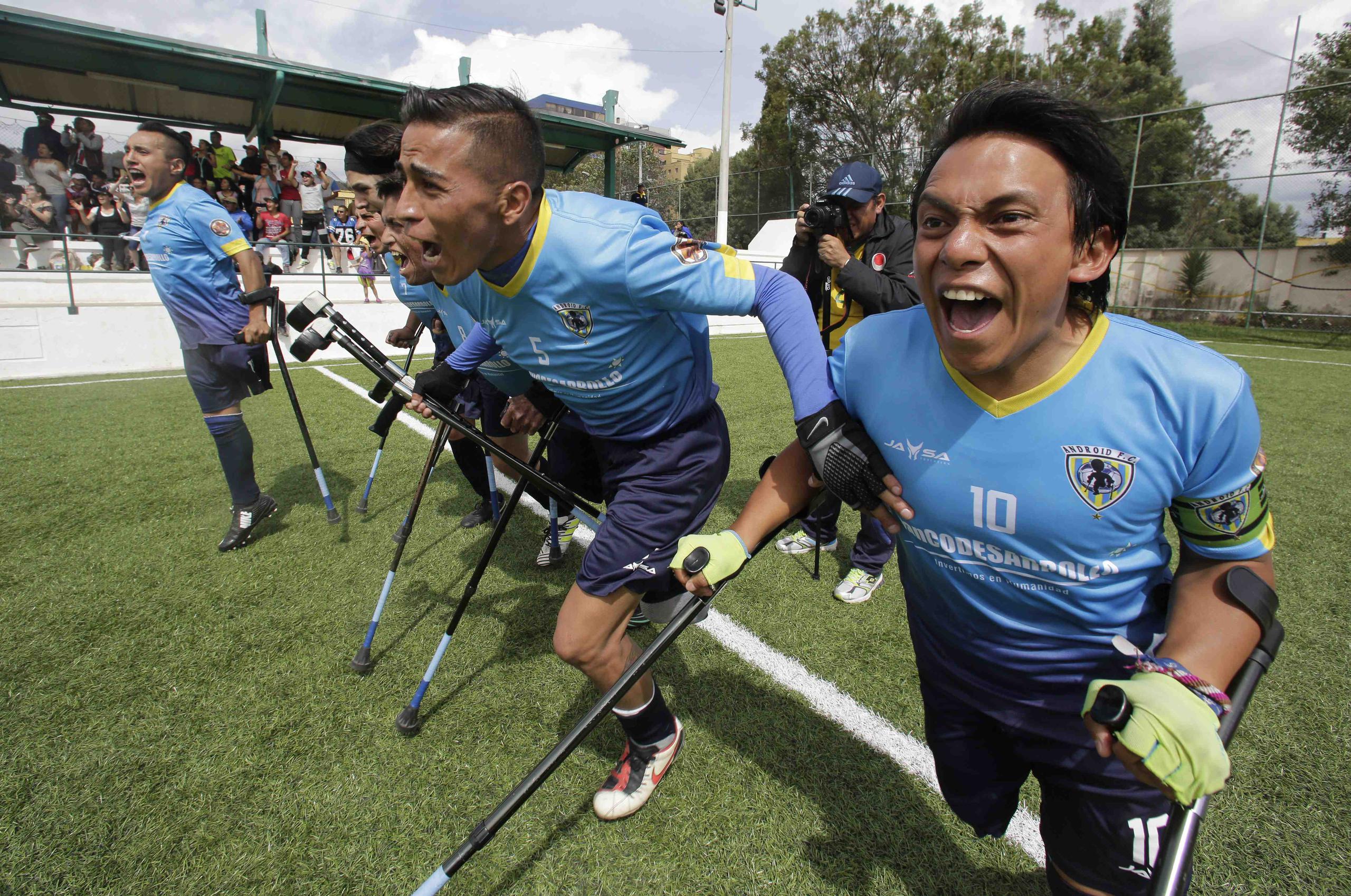 Jugadores del equipo Android celebran el ganar el torneo nacional de fútbol para jugadores con miembros amputados, en Quito, Ecuador. (AP / Dolores Ochoa)