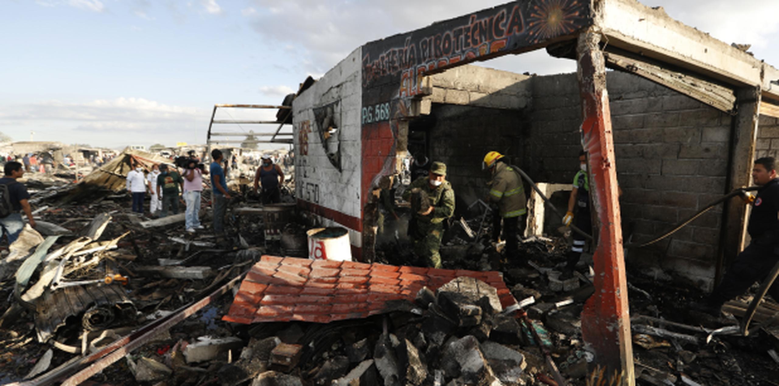 Bomberos y rescatistas continuaban hoy la búsqueda de restos entre los escombros del mercado de pirotecnia de Tultepec, que quedó totalmente destruido por las explosiones. (AP/Eduardo Verdugo)
