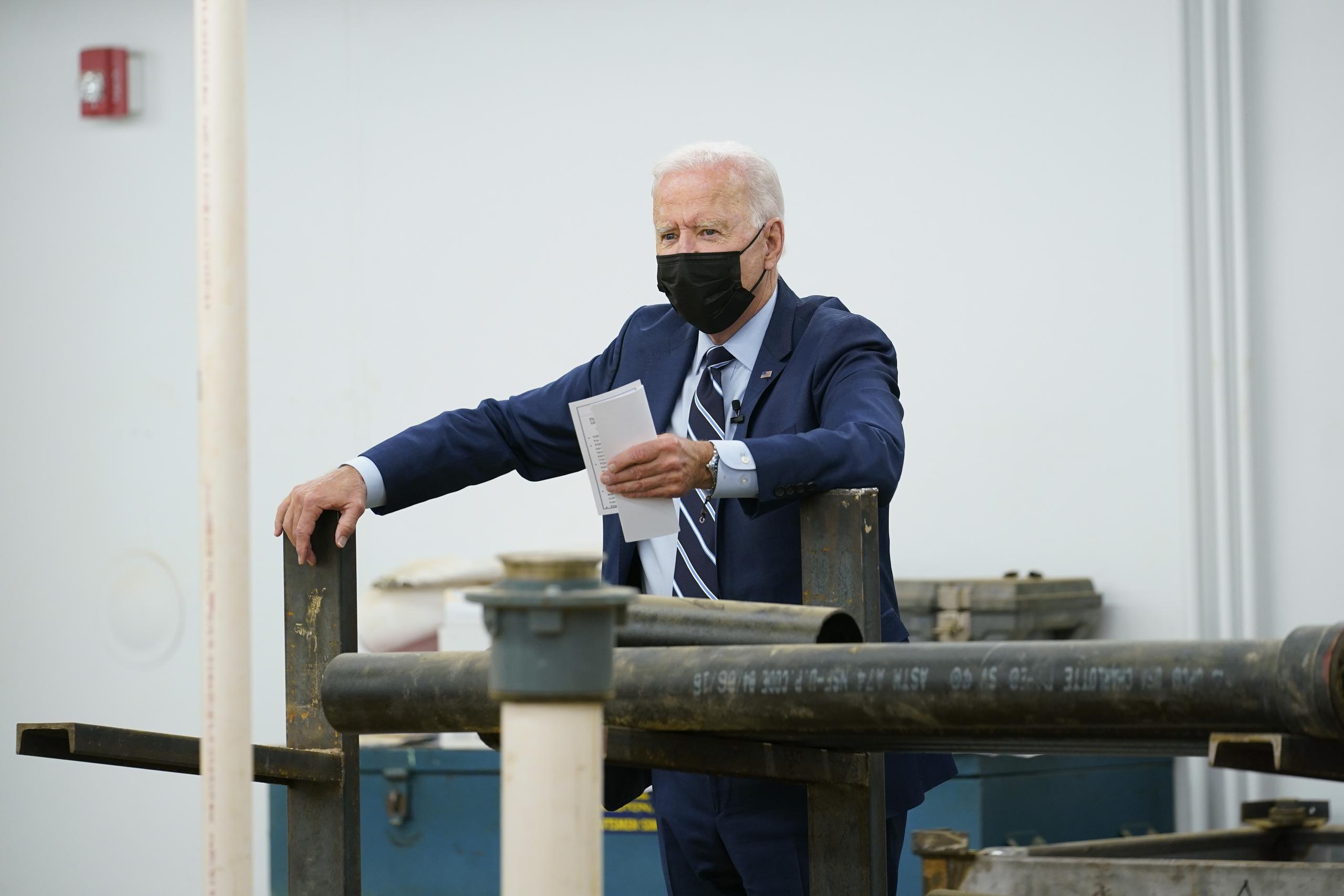 El presidente Joe Biden visita una instalación de Plumbers & Gasfitters en Lanham, Maryland.