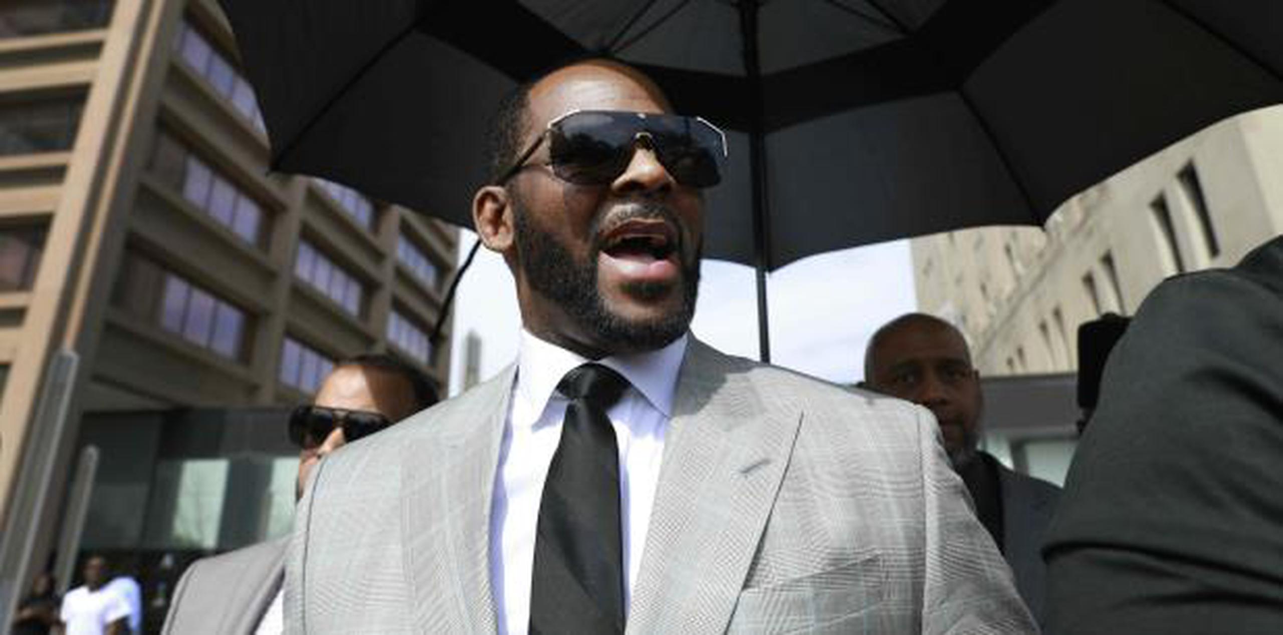 "R. Kelly, (de 52 años), compró su absolución”, dijo el abogado de celebridades, Michael Avenatti. (AP)