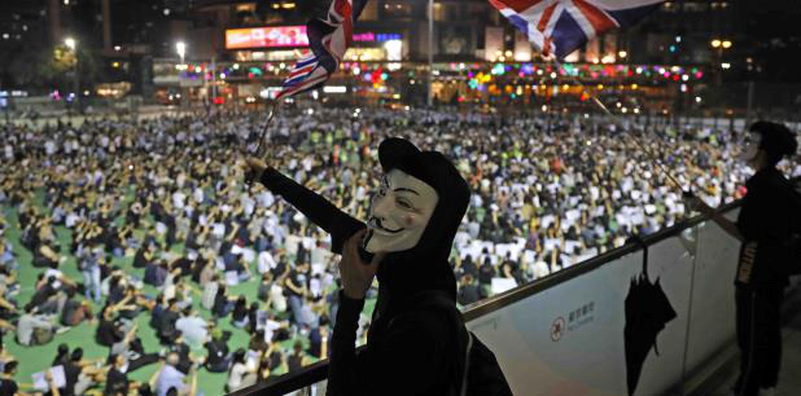 Un manifestante enmascarado en medio de una protesta en Hong Kong. (AP)