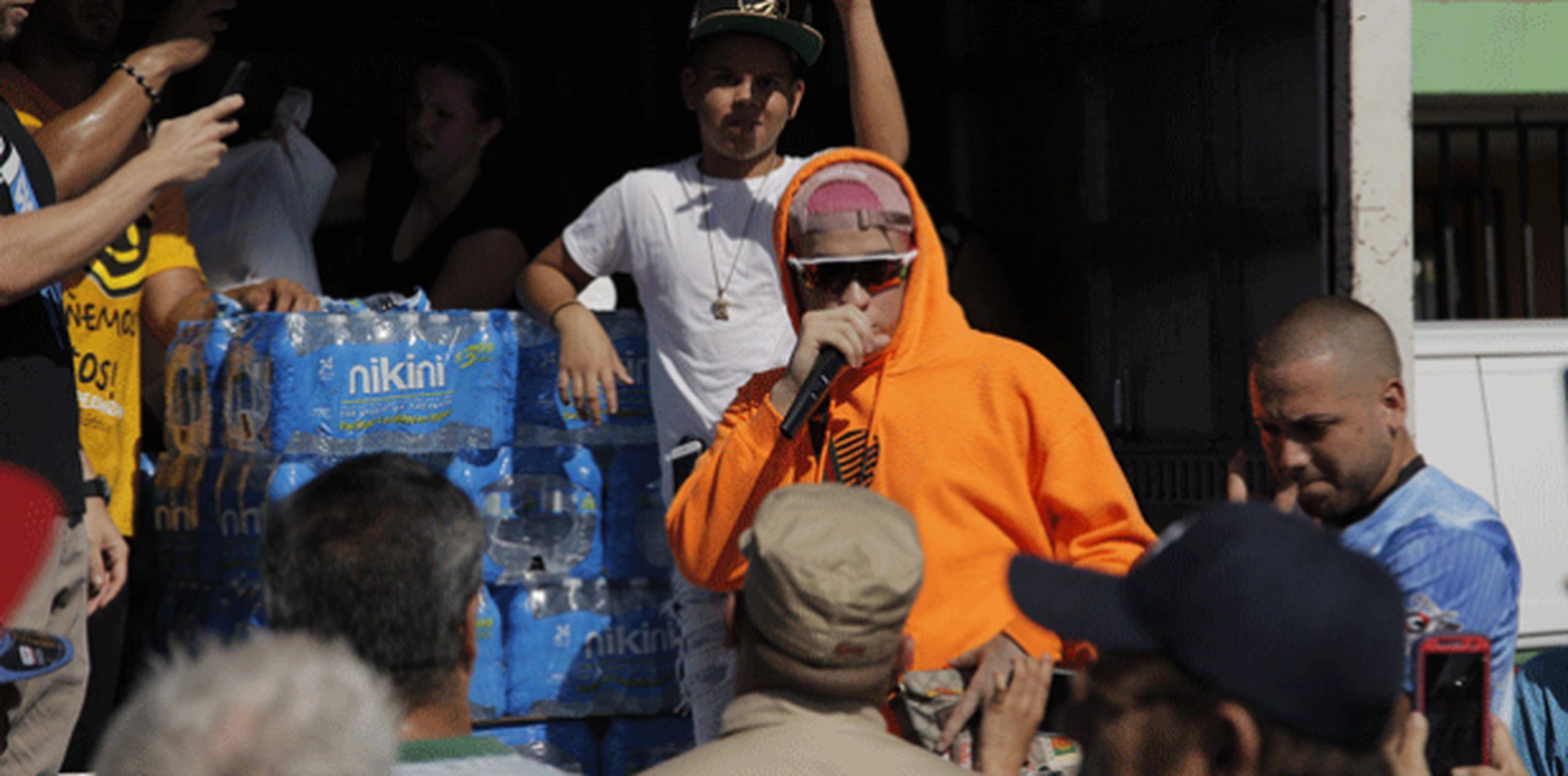 Bad Bunny, al rescate de su barrio tras el paso de Irma Primera Hora