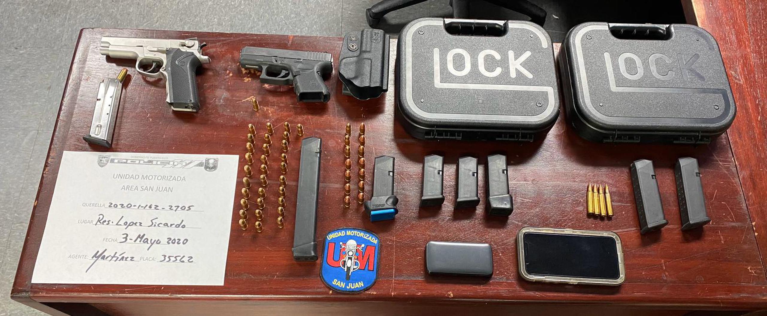 Dos de las armas de fuego, cargadores y balas robadas durante un escalamiento en la residencia de un agente federal fueron ocupadas a uno de los sospechosos.