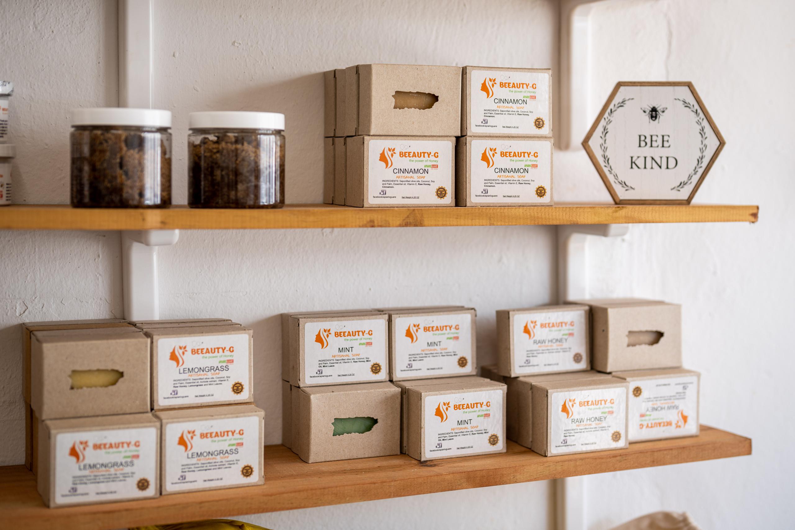 Además de ofrecer el servicio de apiterapia, el Apiario Guaré cuenta con una amplia variedad de productos derivados de las abejas como jabones, miel, tinturas y cremas con apitona, la toxina medicinal de la abeja.  