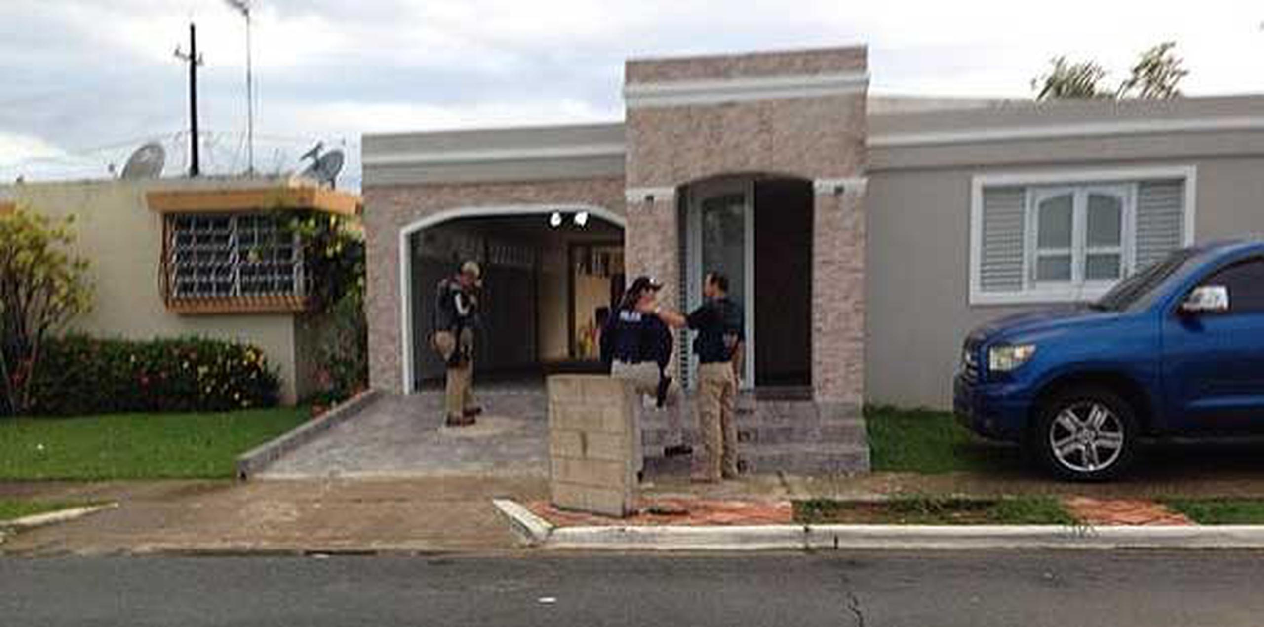 Uno de los arrestos se realizó en una residencia de la urbanización Country Club, en Río Piedras, frente a los medios de comunicación. (alex.figueroa@gfrmedia.com)