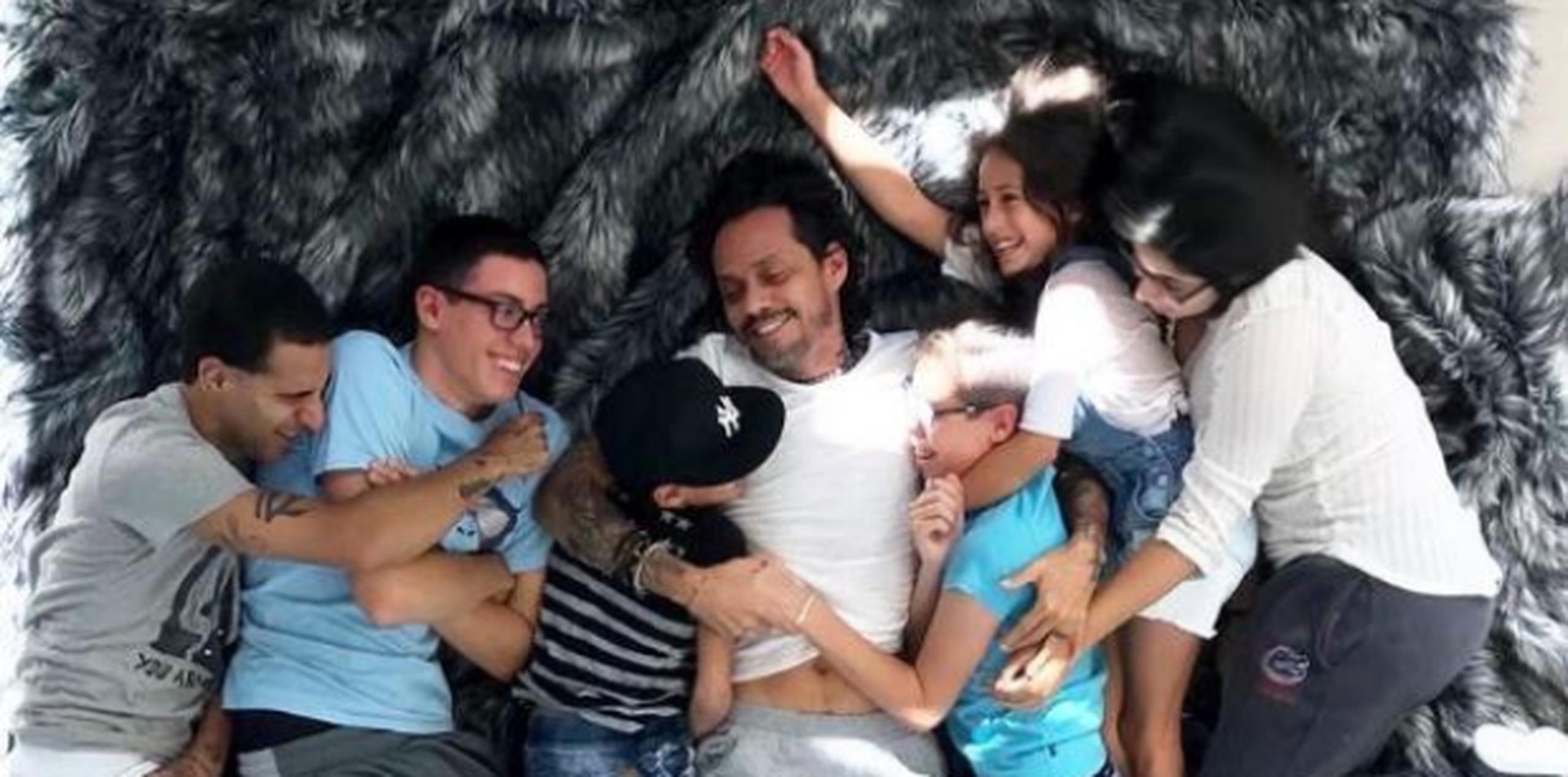 Marc Anthony y sus hijos. (Instagram / Jennifer López)