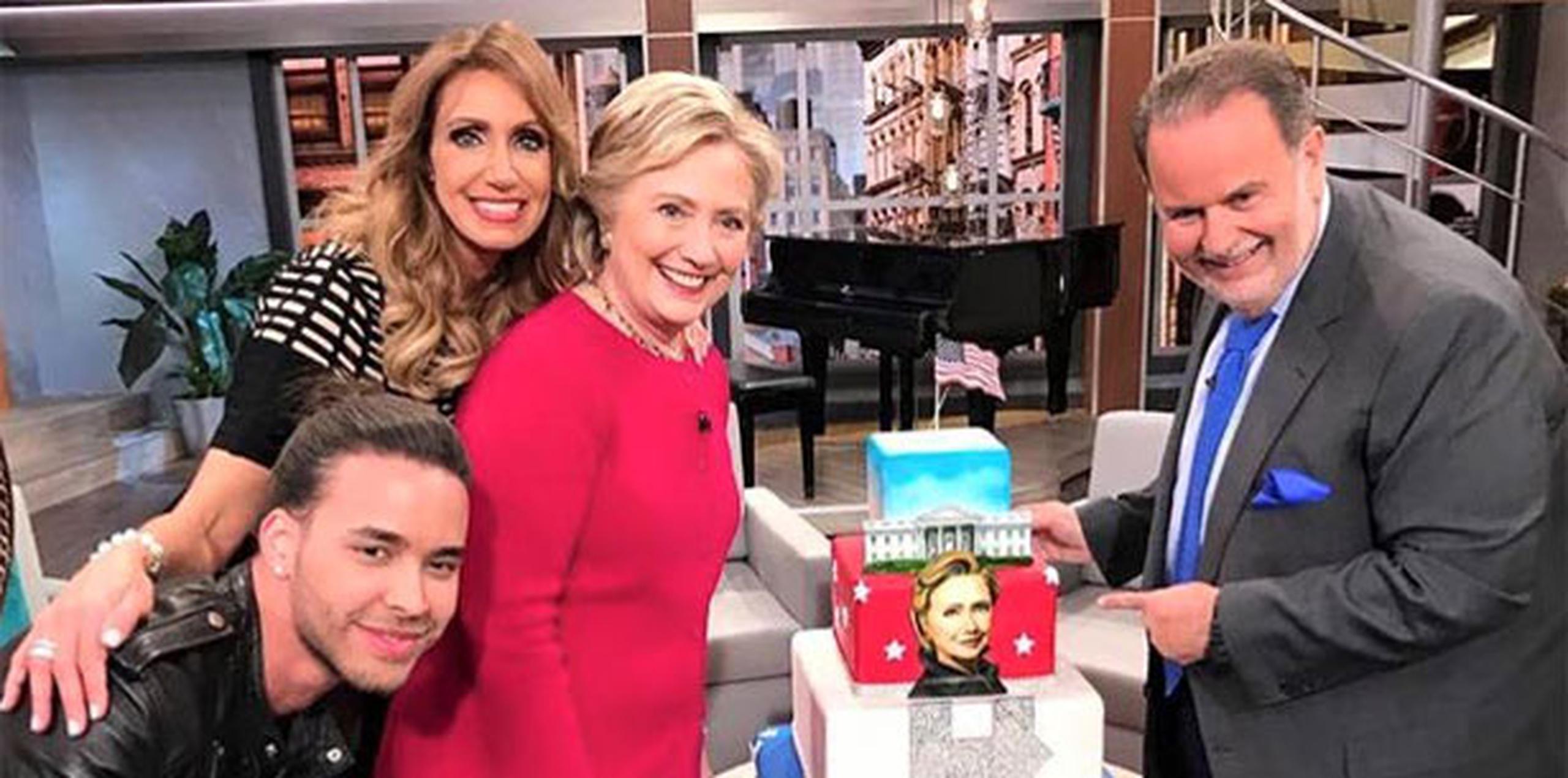 Los presentadores celebraron con un día de anticipación el cumpleaños 69 de Clinton con un bizcocho, y el cantautor Prince Royce entonó el "Cumpleaños Feliz" acompañado de mariachis. (facebook)