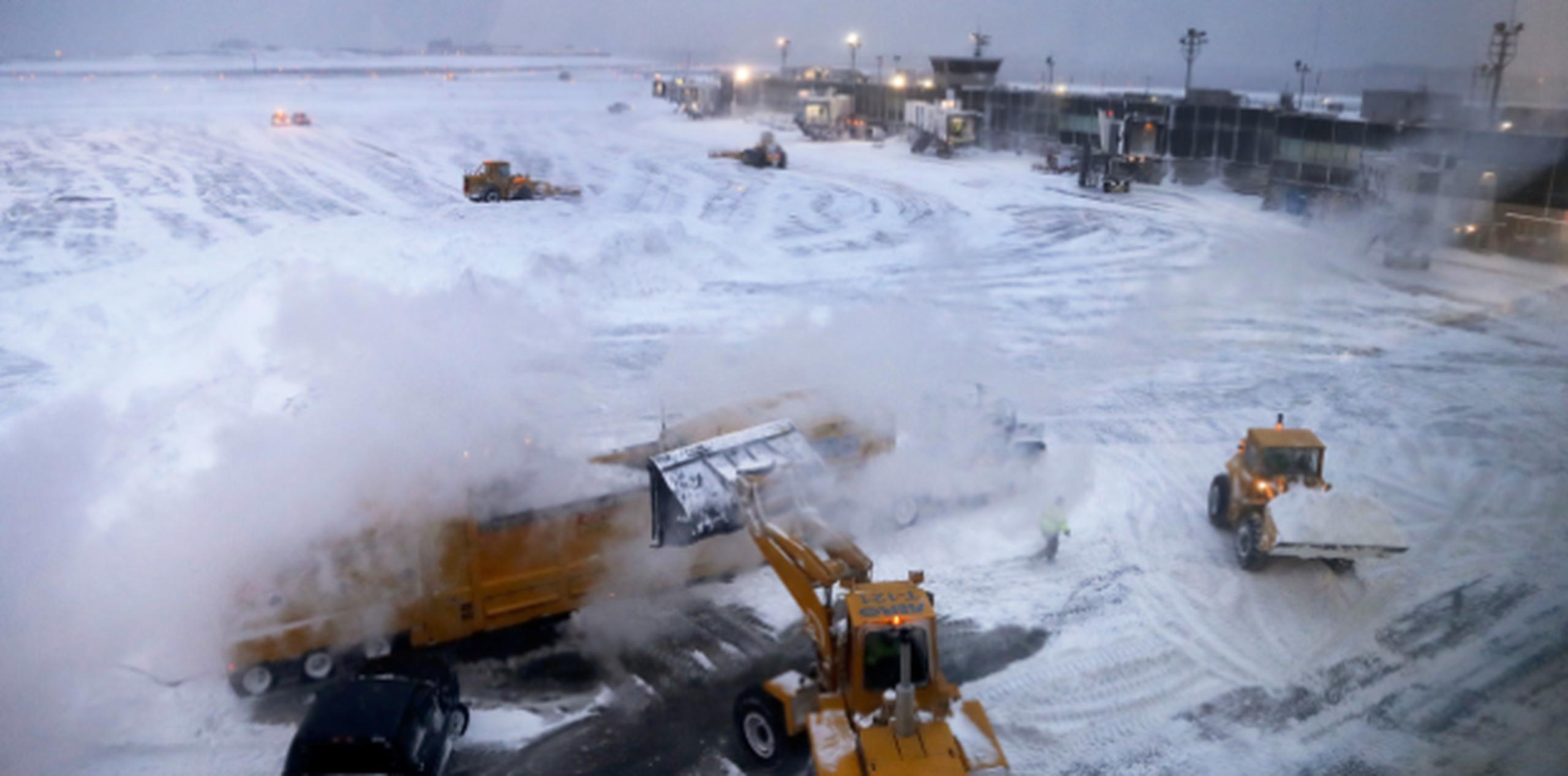 Así lucía ayer por la tarde el aeropuerto de La Guardia,  en Nueva York, por las fuertes nevadas que han afectado granes partes de Estados Unidos. (AP)