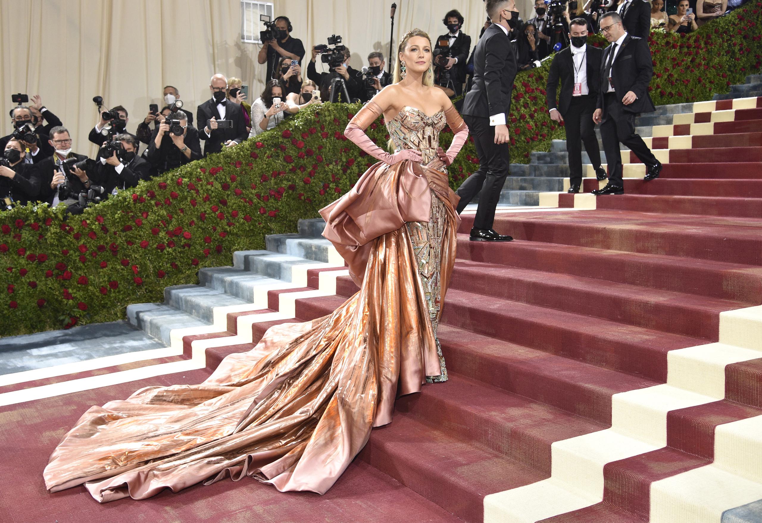 La actriz Blake Lively llegó al Met Gala de 2022 con un vestido de Atelier Versace.