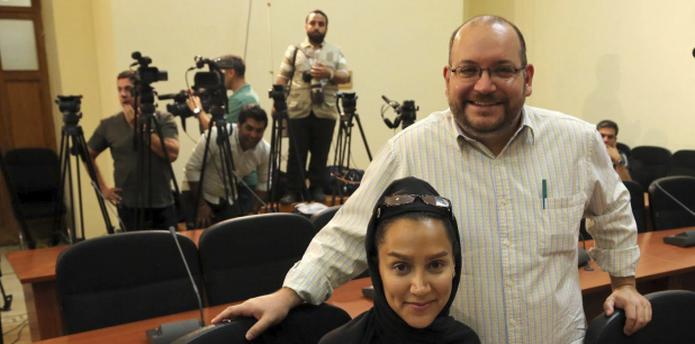 El hoy acusado Jason Rezaian  y a su esposa Yeganeh Salehi, también periodista, durante una conferencia de prensa en Teherán, Irán, previo a su detención. (EFE)