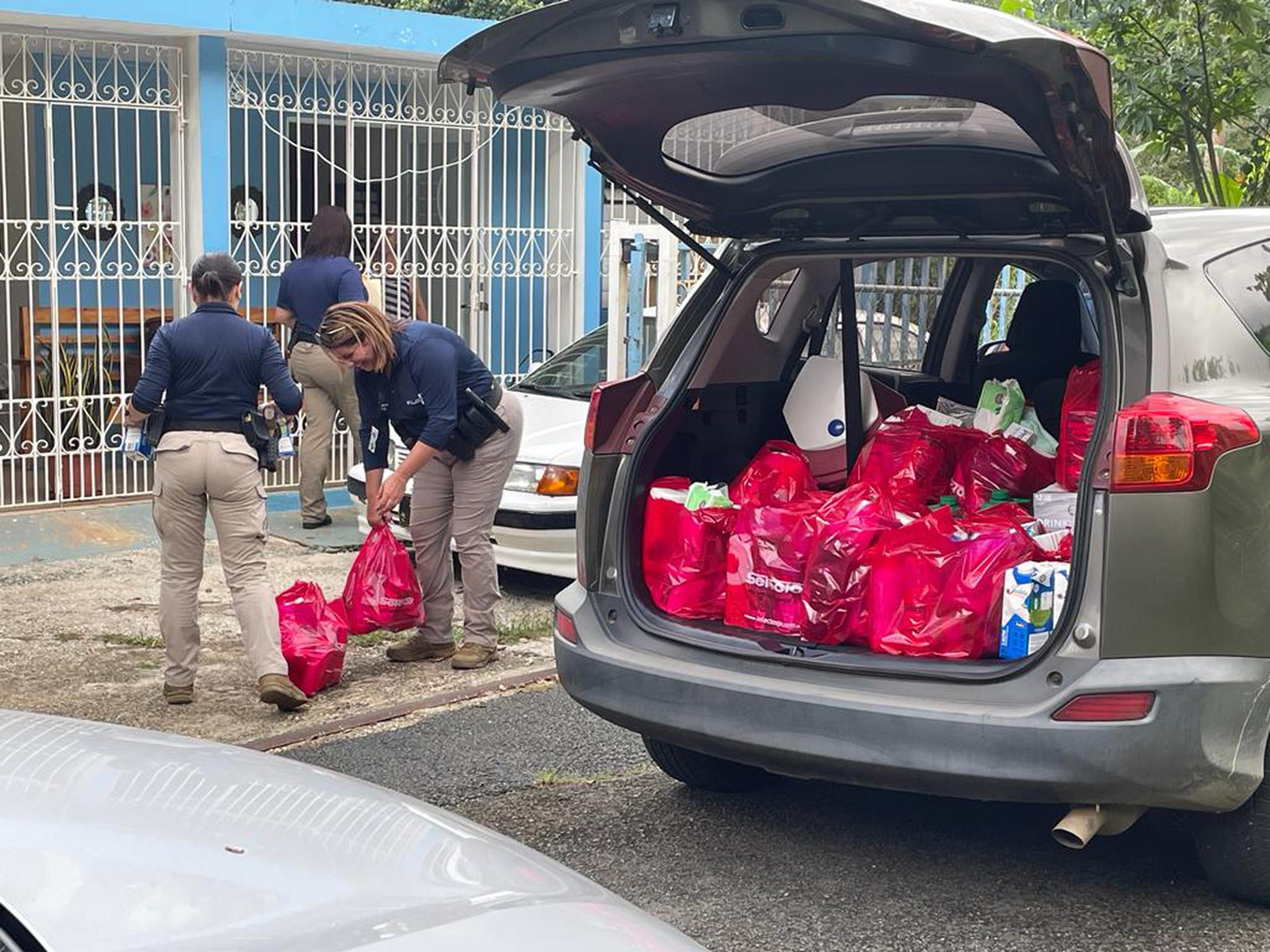 Agentes del CIC de Aibonito repartieron compras en el sector Hacienda del barrio Cacao, en Orocovis, donde vive una comunidad de la tercera edad, afectada por el paso del huracán Fiona.