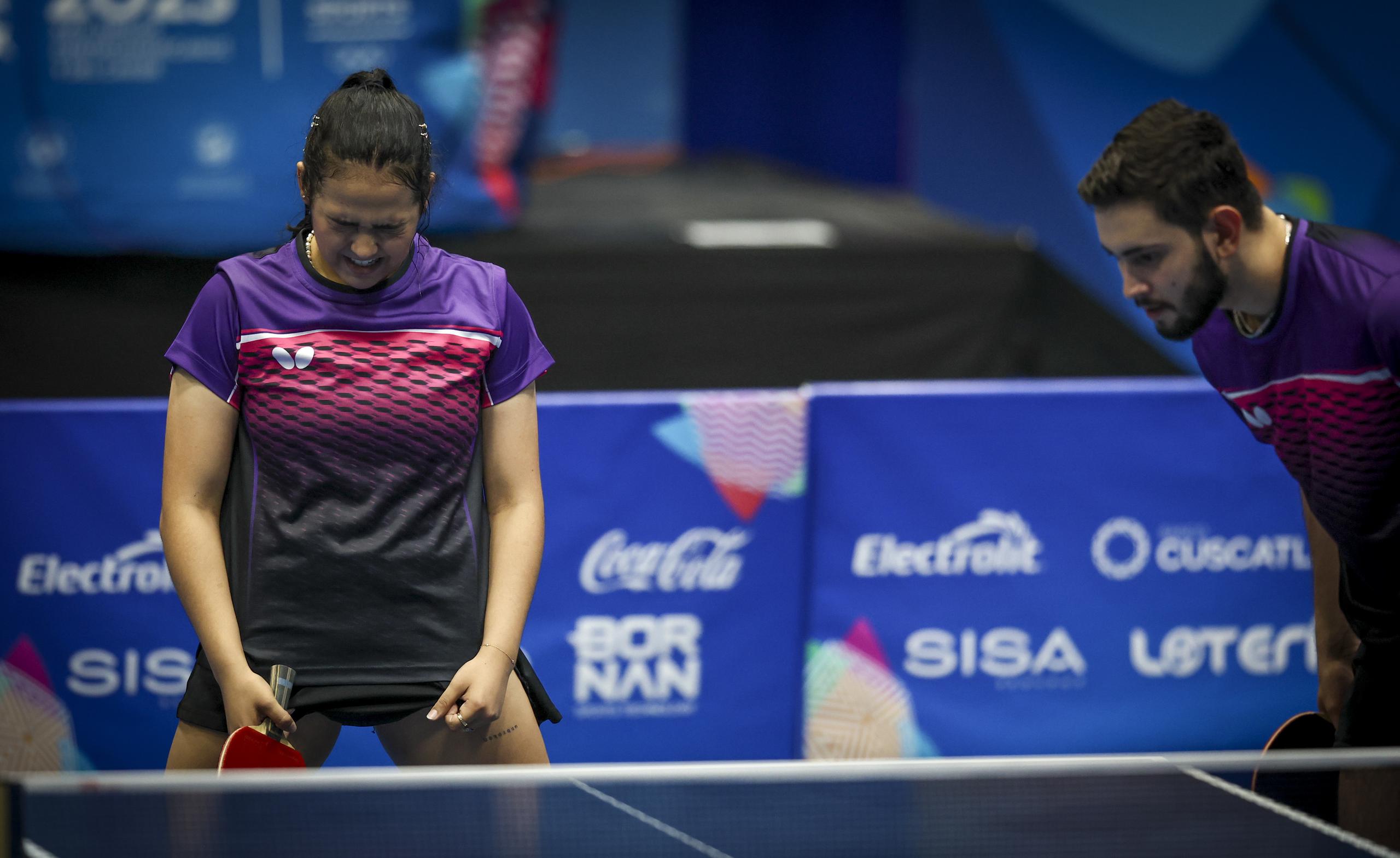 Adriana Díaz refleja un gesto de decepción al perder un punto en su duelo semifinalista del doble mixto. Al perder quedaron como ganadores de medalla de bronce, una por la cual no se juega en el torneo.