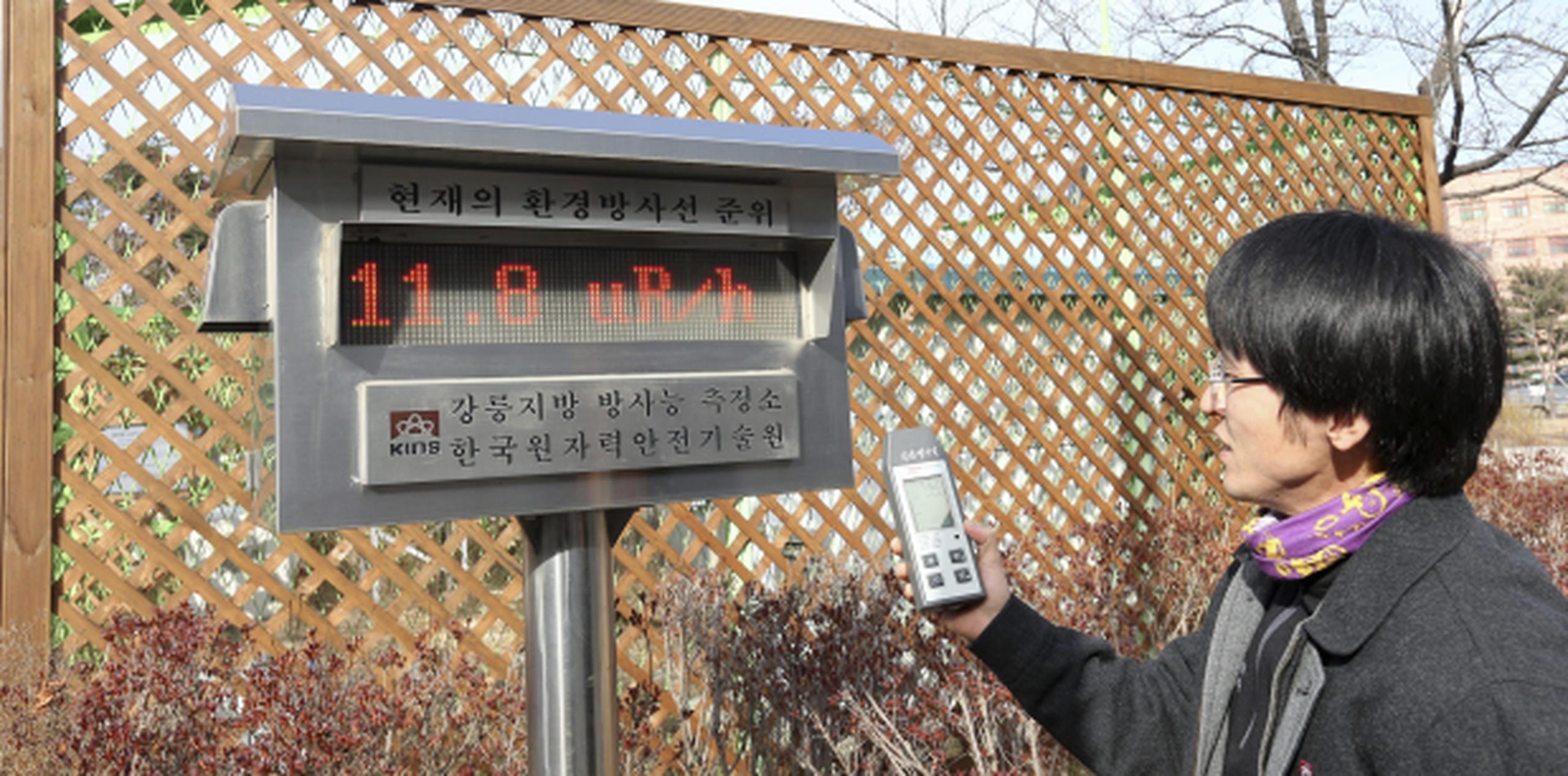 Un empleado mide los niveles de radiación en Gandneung (Corea del Sur) después de que Corea del Norte anunció que realizó su primera prueba con una bomba nuclear de hidrógeno. (EFE)