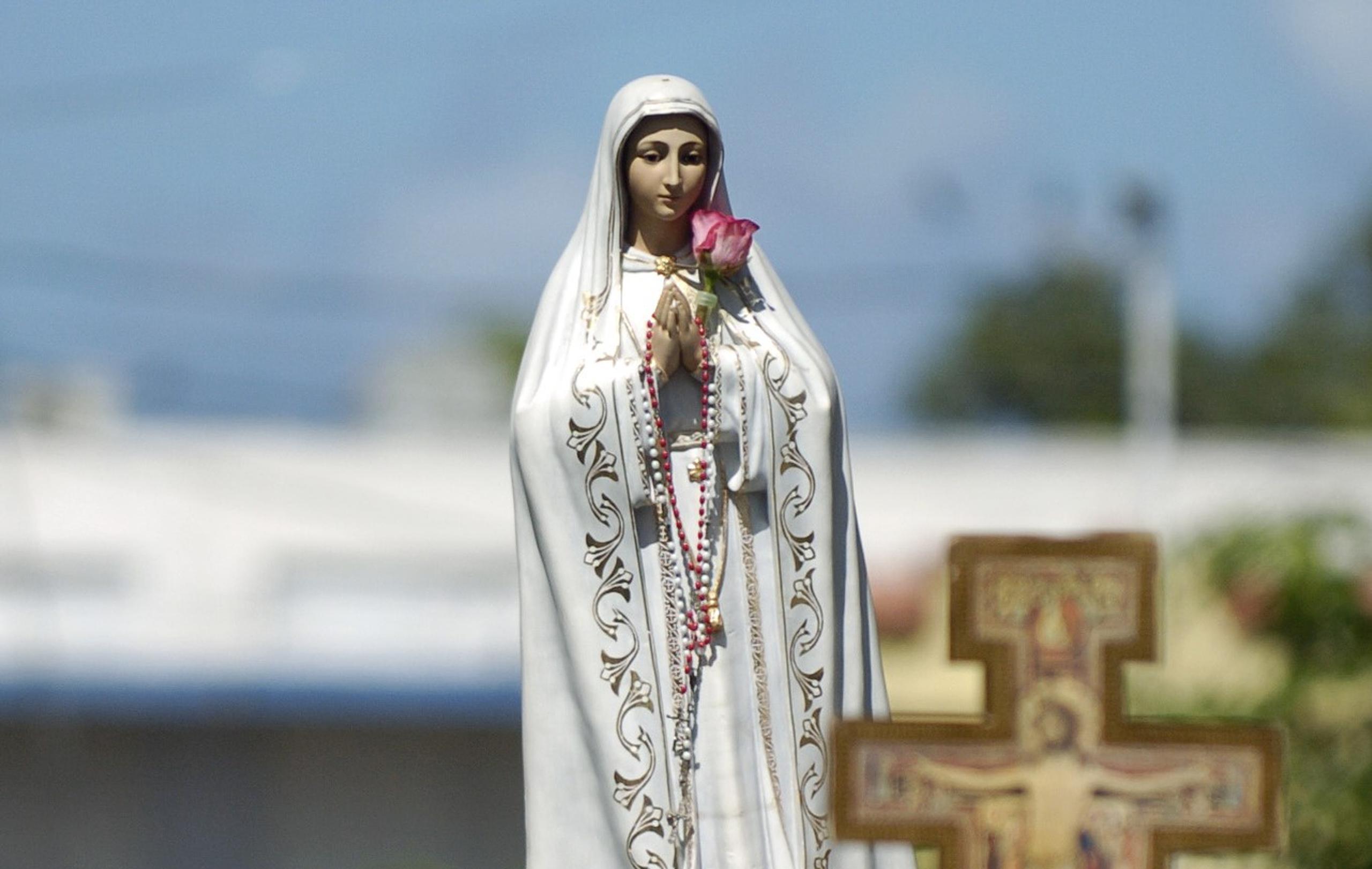 Estatua de la Virgen María.
