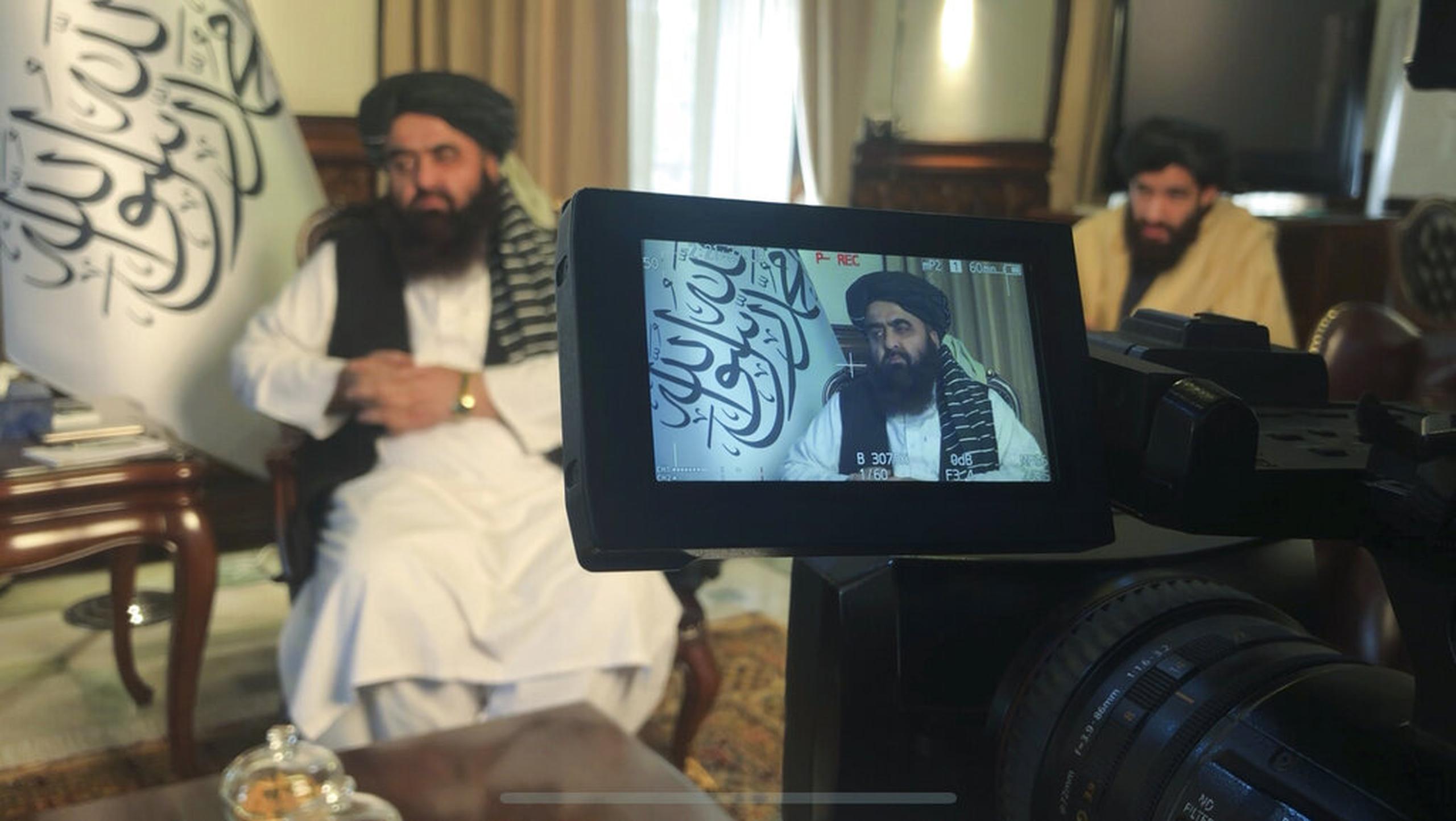 El ministro de Relaciones Exteriores del nuevo gabinete de Afganistán dirigido por los talibanes, Amir Khan Muttaqi, habla durante una entrevista con The Associated Press en Kabul, Afganistán, el 12 de diciembre de 2021.