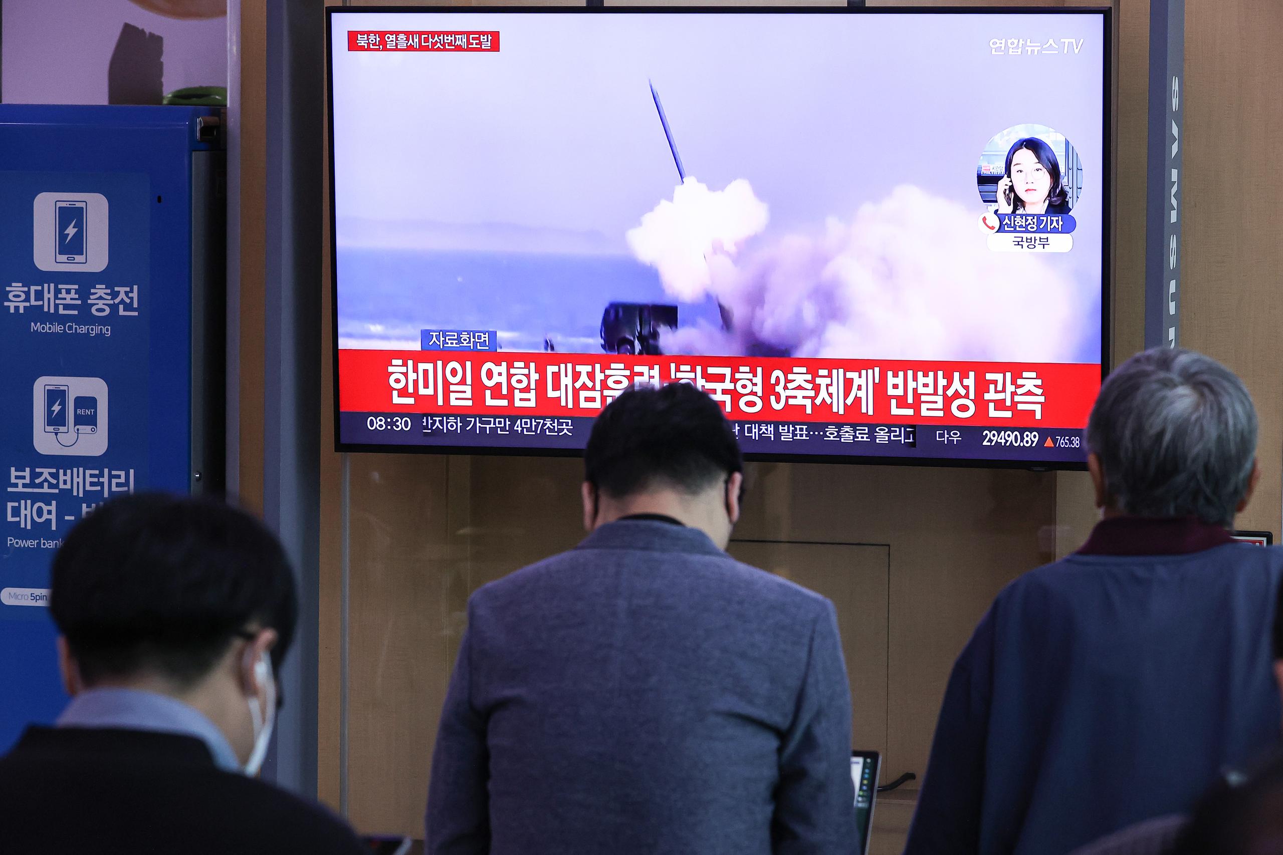Imagen de surcoreanos viendo el lanzamiento de un misil desde Corea del Norte. (EFE/EPA/YONHAP SOUTH KOREA OUT/SOUTH KOREA OUT)