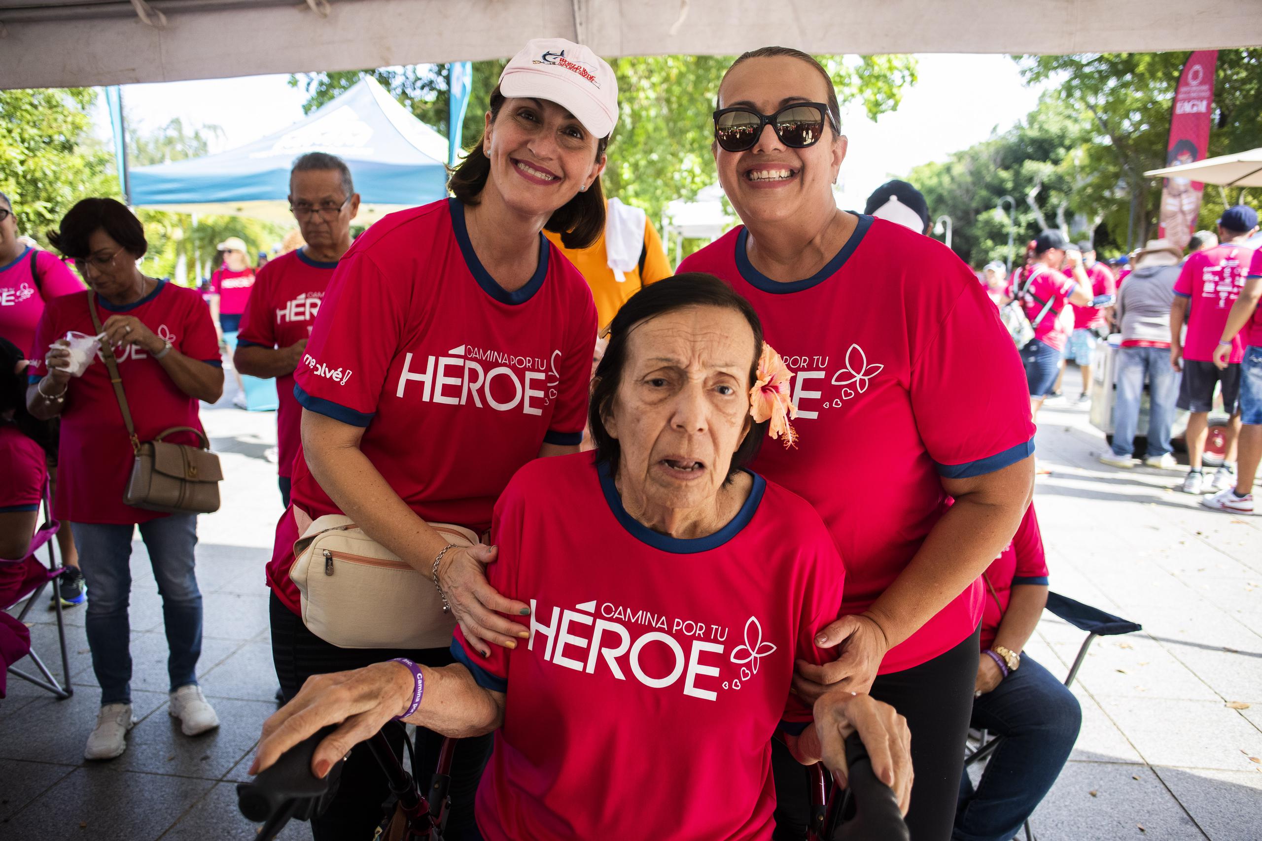 Dafne y Yarissa Beauchamp junto a su madre Fraternidad Ríos, quien hace seis años fue diagnosticada con Alzheimer.