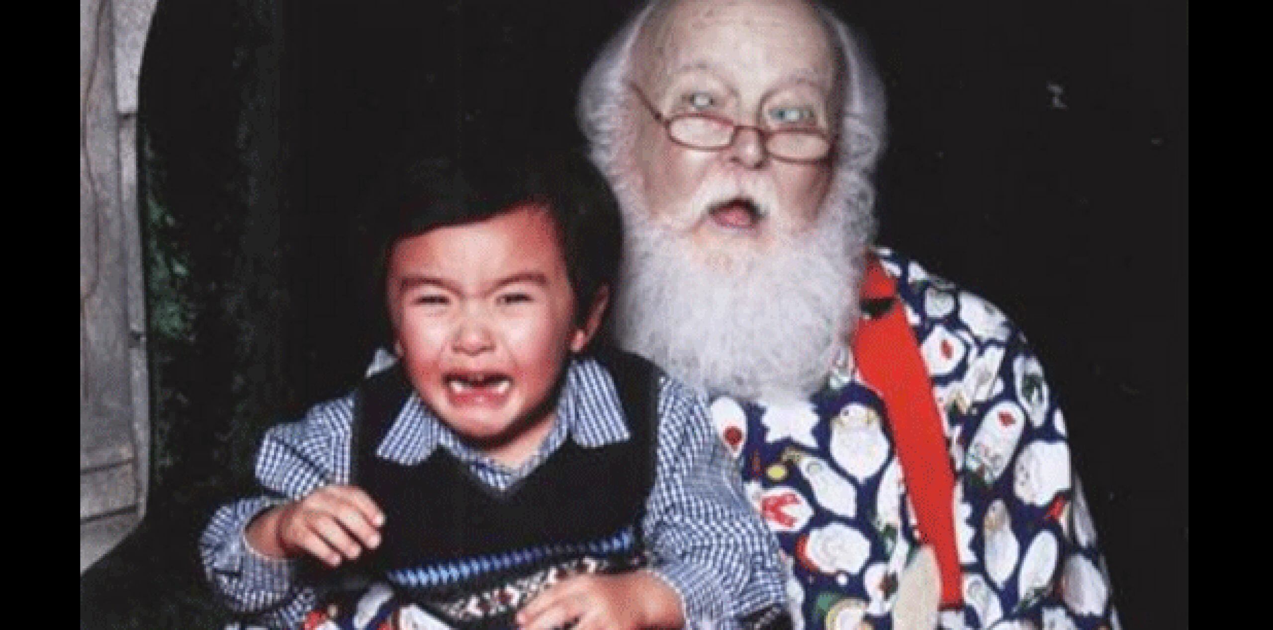 Al parecer, este niño no se siente muy cómodo en el regazo de Santa Claus. (cheezburger.com) 

