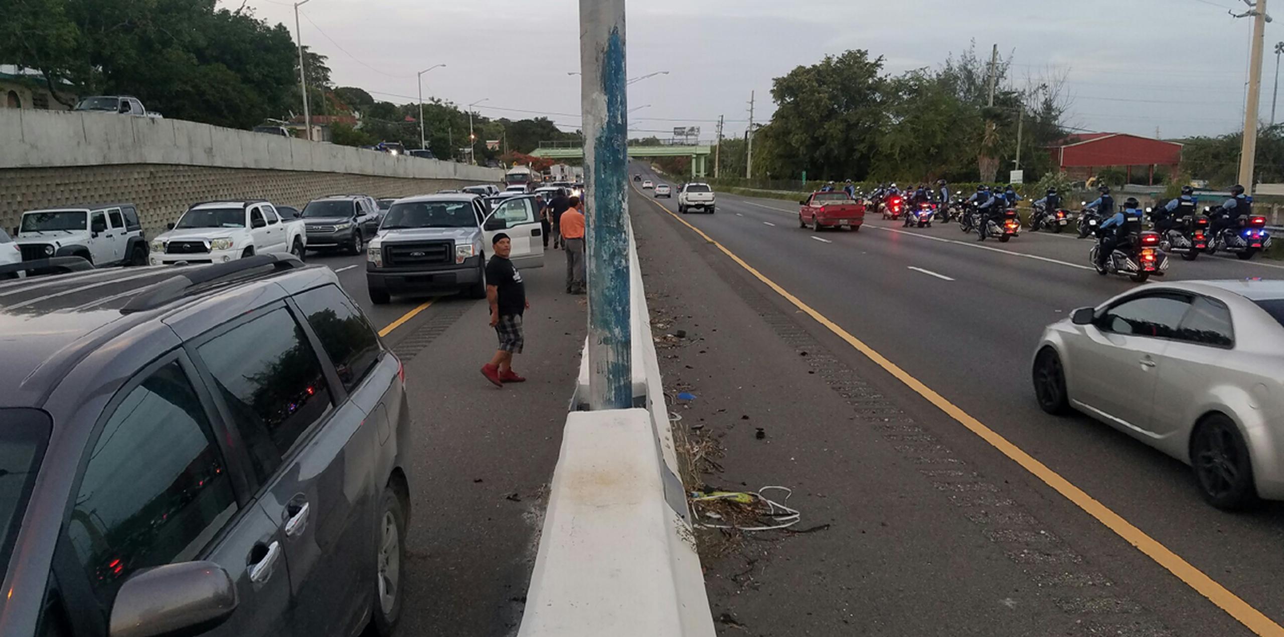 El piquete se formó antes de la salida 214 en la PR2, que conduce hacia la carretera 127. Se le conoce como la salida de Tallaboa y es la que han estado tomando los camioneros con escolta policiaca para dirigirse al vertedero. (Suministrada)