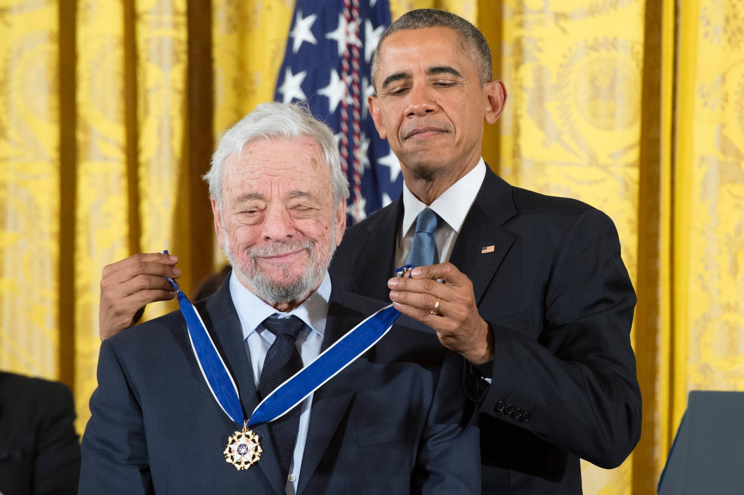 El compositor estadounidense Stephen Sondheim fue condecorado con un Óscar, un Pulitzer, una quincena de premios Emmy y Grammy, y la Medalla Presidencial de la Libertad, que se la concedió el expresidente de Estados Unidos, Barack Obama, en el 2015.