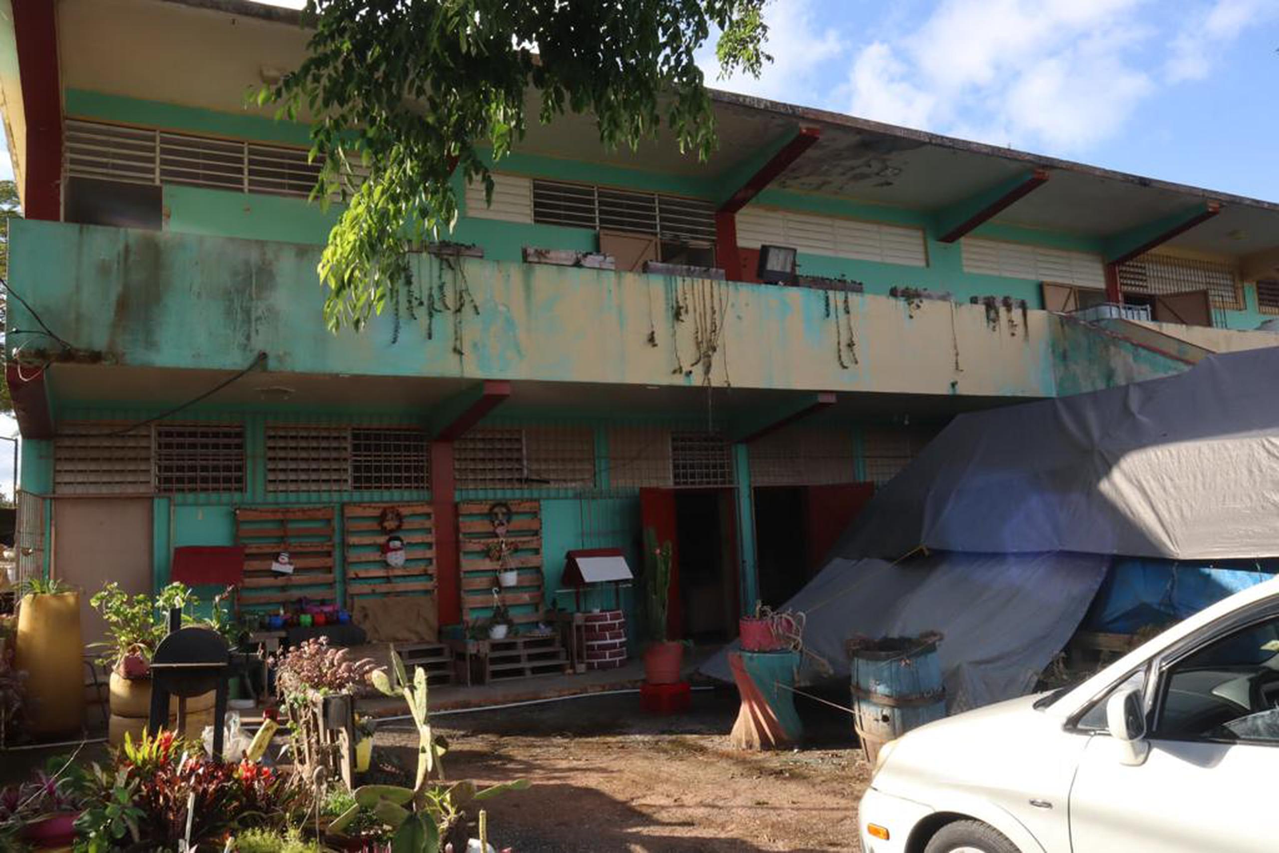 En la antigua escuela Aquilino Rivera Olán, en el barrio Portillo, en Adjuntas, viven cinco personas.