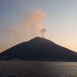Temor en isla italiana ante nueva erupción de volcán que provocó pequeño tsunami