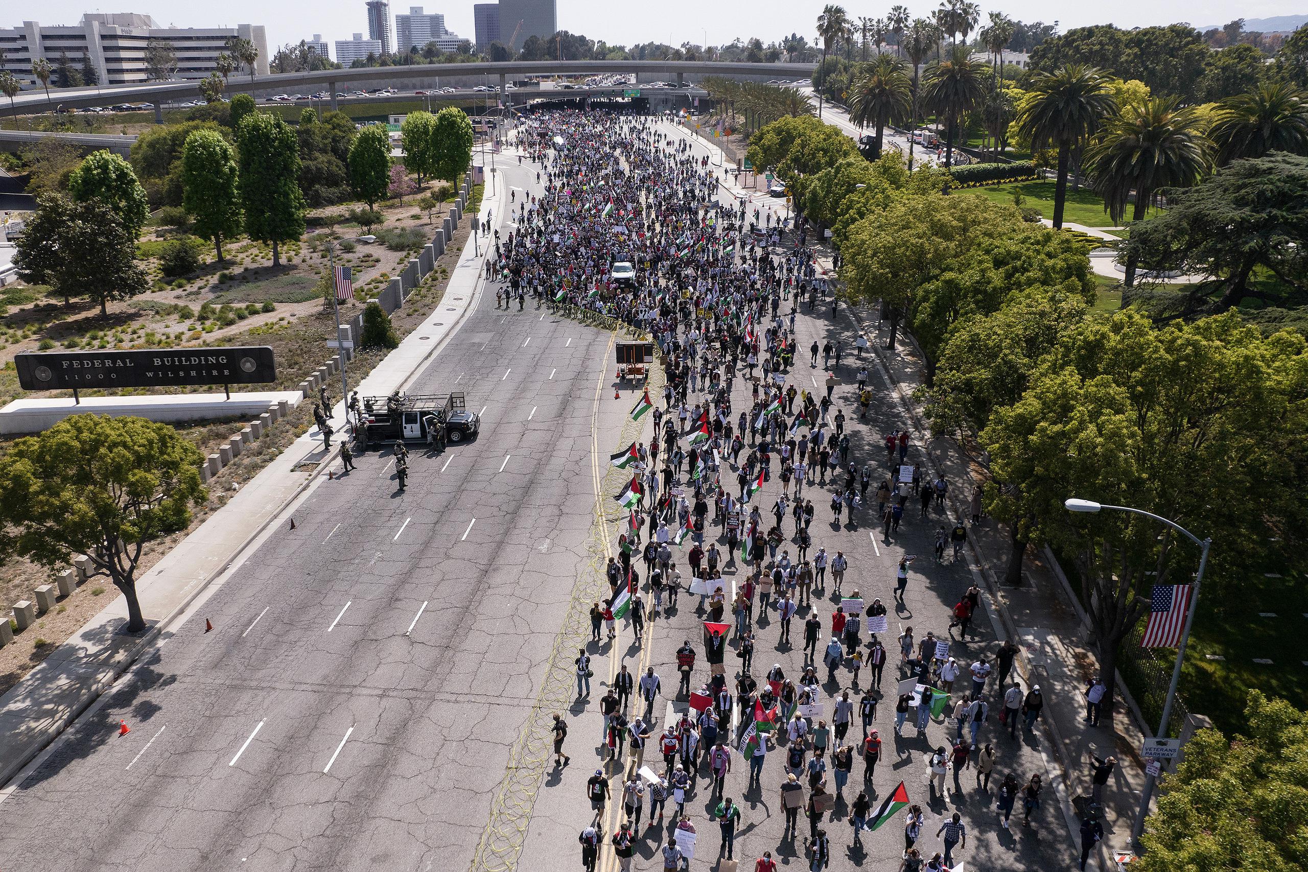 Miles de manifestantes protestan frente al Edificio Federal contra Israel y en apoyo de los palestinos durante el actual conflicto en el Medio Oriente, en la sección Westwood de Los Ángeles. 